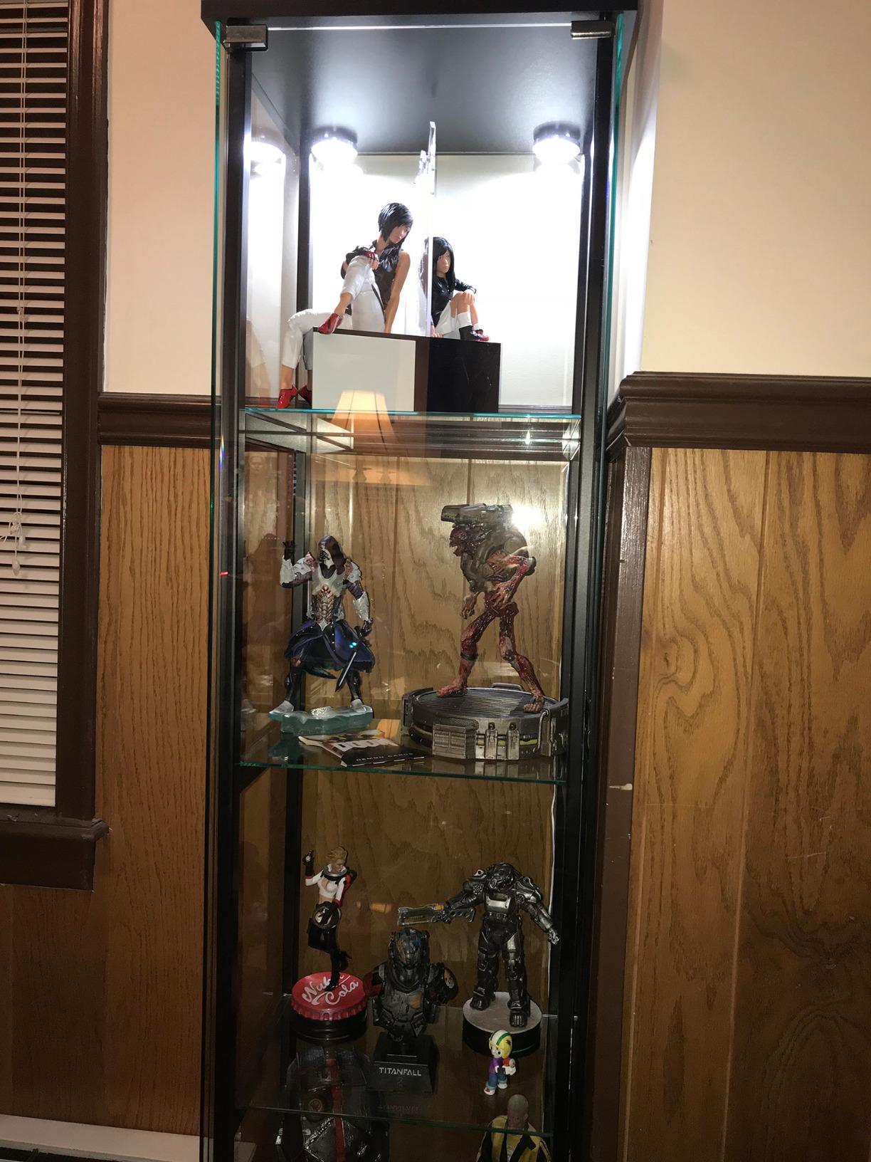 Coaster Home Furnishings Cyclamen 34-inch 3-Tier Clear Tempered Glass Curio Cabinet Display Case with Shelving Black 950179 customer photo 1