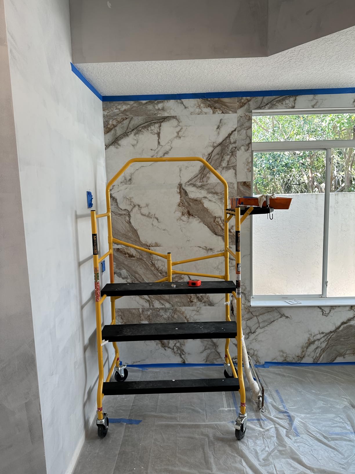 Metaltech I-IMIS Job Site Series 6-3/8' x 4' x 2-1/2' Scaffold, 900 Lb. Load Capacity customer photo 1