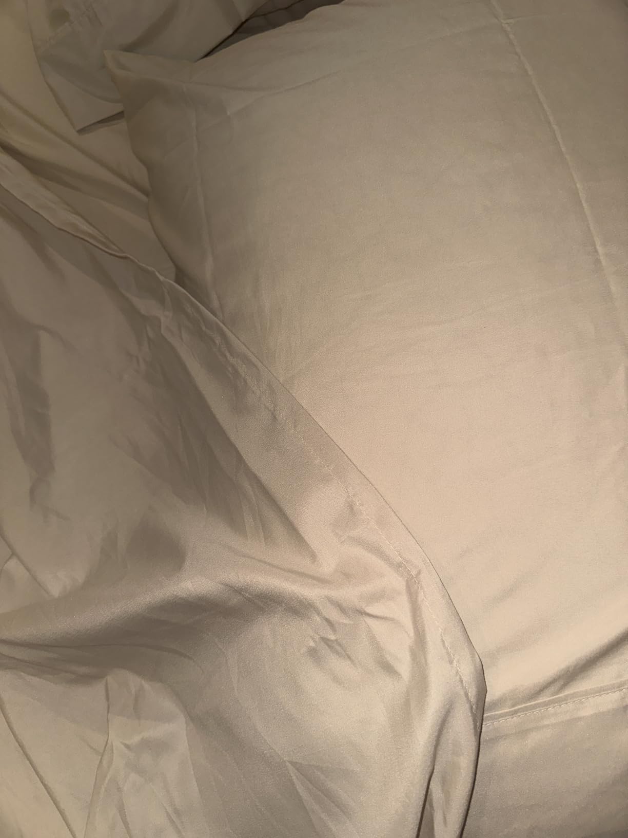 Amazon Basics Lightweight Super Soft, Wrinkle-Free, Breathable Microfiber 4 Piece Bed Sheet Set with 14-Inch Deep Pockets, Queen, Cream, Solid customer photo 2