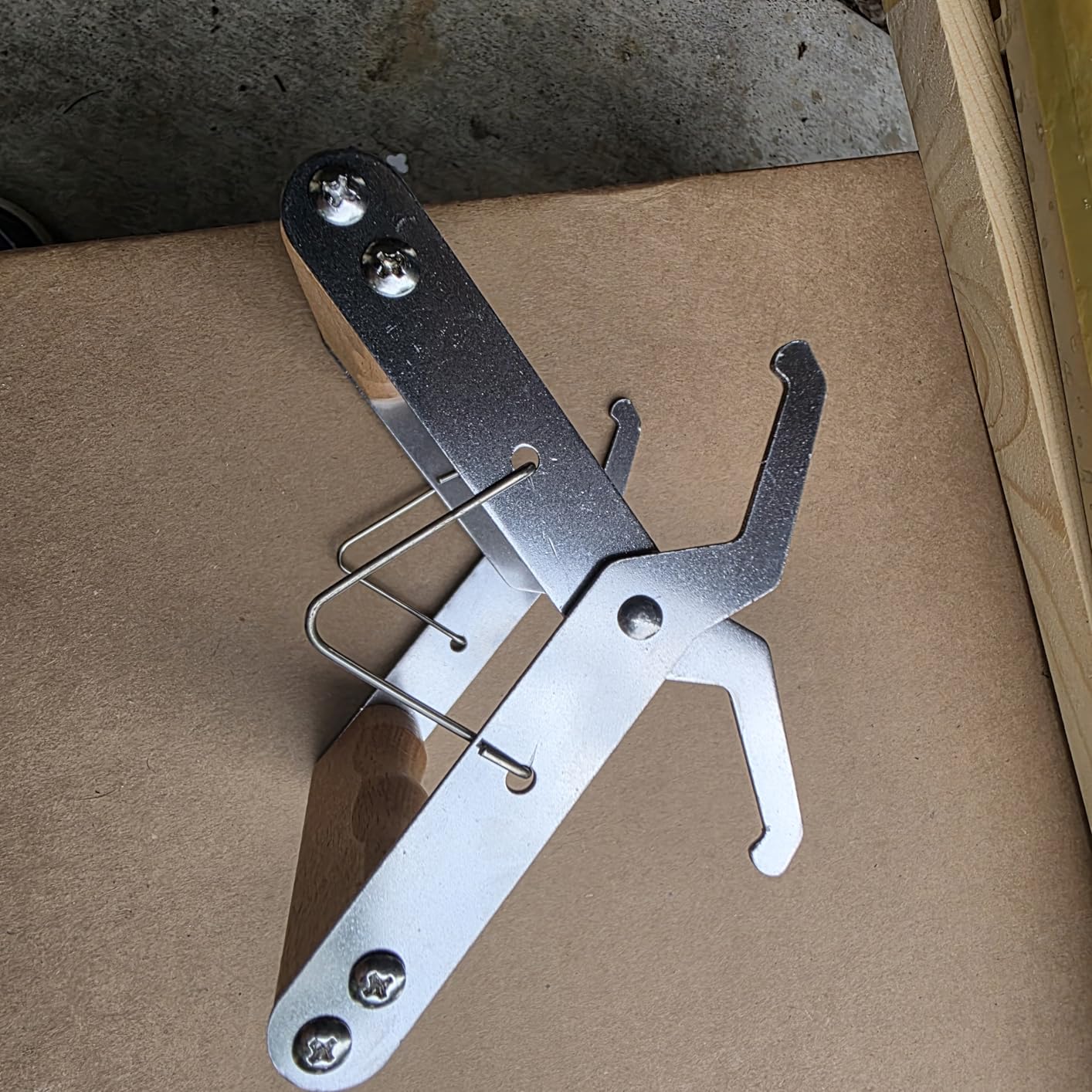 WEICHUAN Bee Hive Frame Grip - Stainless Steel Beekeeping Frame Gripper, Holder and Lifter Tool with Wooden Handle for Beekeeper customer photo 2