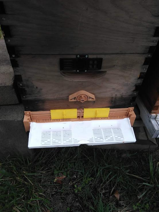 Apimaye Premium Screened Bottom Board 10 Frame Langstroch for Wood Hives with Built in Pollen Trap and Pollen Drawer, Entrance Reducers and Ventilation System for Moisture Control customer photo 2