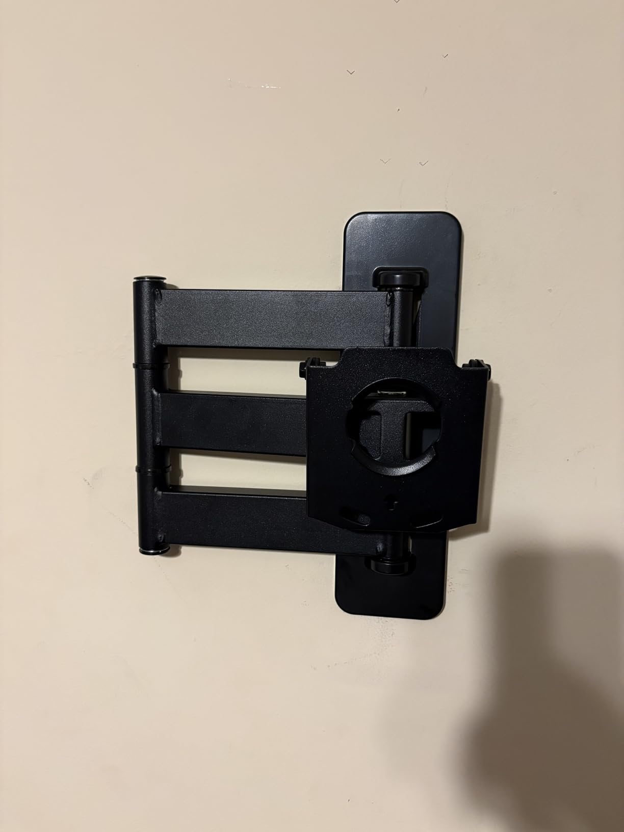 Amazon Basics Full Motion Articulating TV Wall Mount, with Swivel and Tilt, for 26