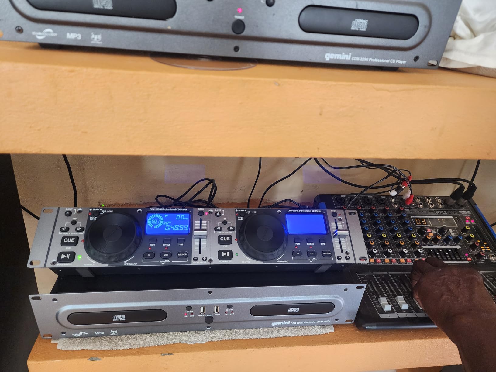 Gemini Dual CD/USB DJ Media Player - 2-Deck Rackmount CD Player with Jog Wheels, MP3 Playback & Anti-Shock (CDX-2250i) customer photo 1
