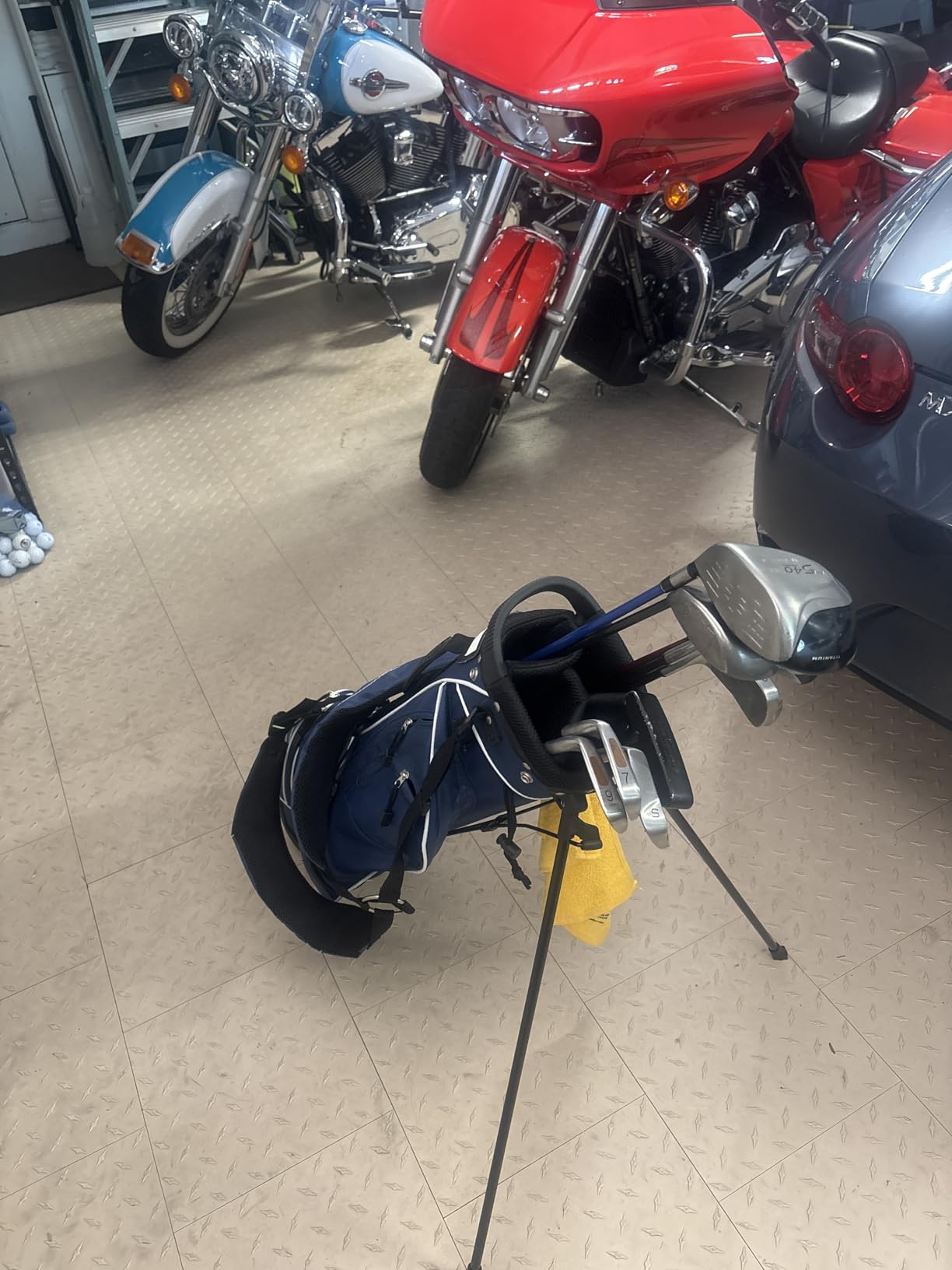 Tangkula Golf Stand Bag, Lightweight Organized Golf Bag, Easy Carry Shoulder Bag with 4 Way Dividers and 4 Pockets for Extra Storage customer photo 1