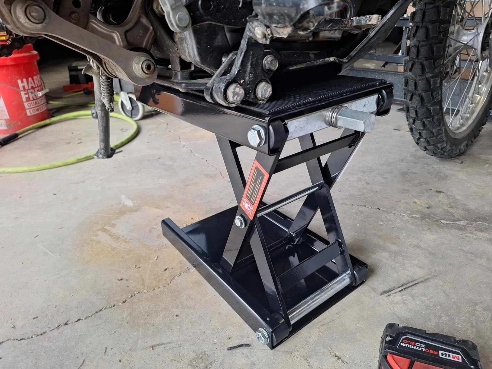 VIVOHOME 1100 LBS Motorcycle Lift Scissor Jack, Wide Deck Hoist Stand, Height Adjustable Center Stand with Crank, Steel Lift for Cruiser, Dirt Bike, ATV - Red customer photo 1