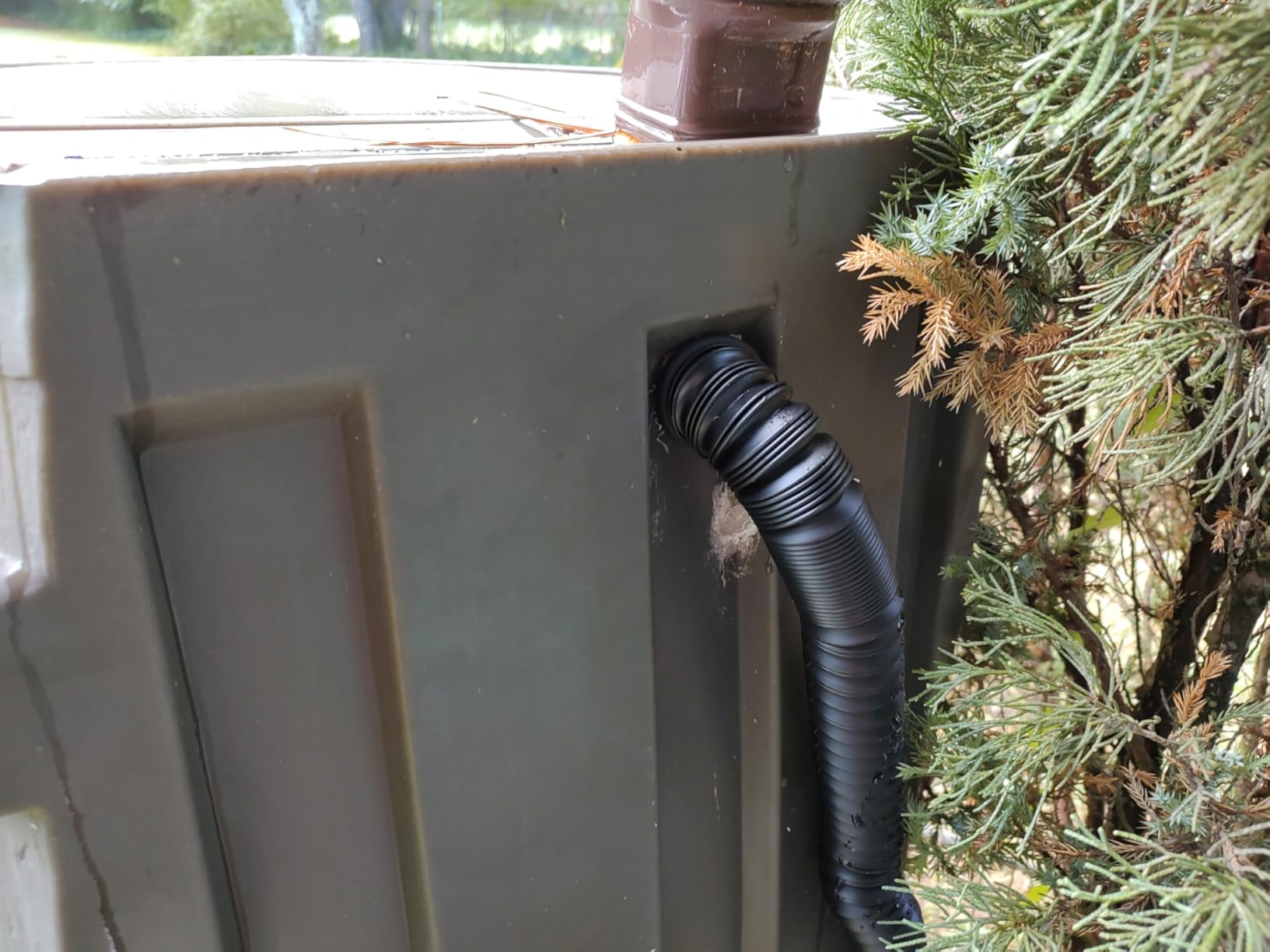 EarthMinded Rain Barrel Overflow Kit - Divert Water Away from Full Rain Barrels and Your Home - This Rain Barrel Link Kit Extends to 5 Feet and Forms Bends and Elbows - Easy Install in Minutes customer photo 1