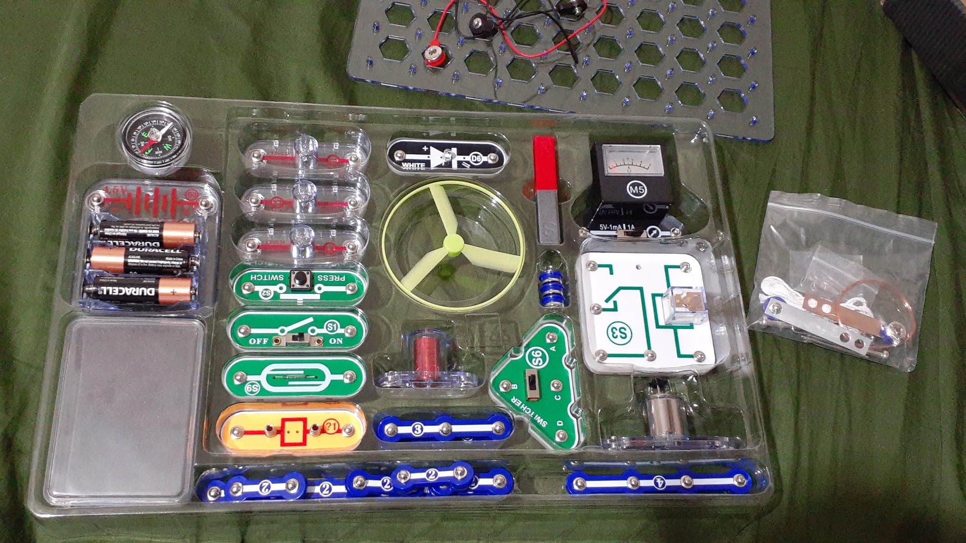 Snap Circuits STEM Electronics Discovery Kit | Explore Magnetism & Electronics | Ages 8+ | 85+ Hands-On Projects customer photo 2