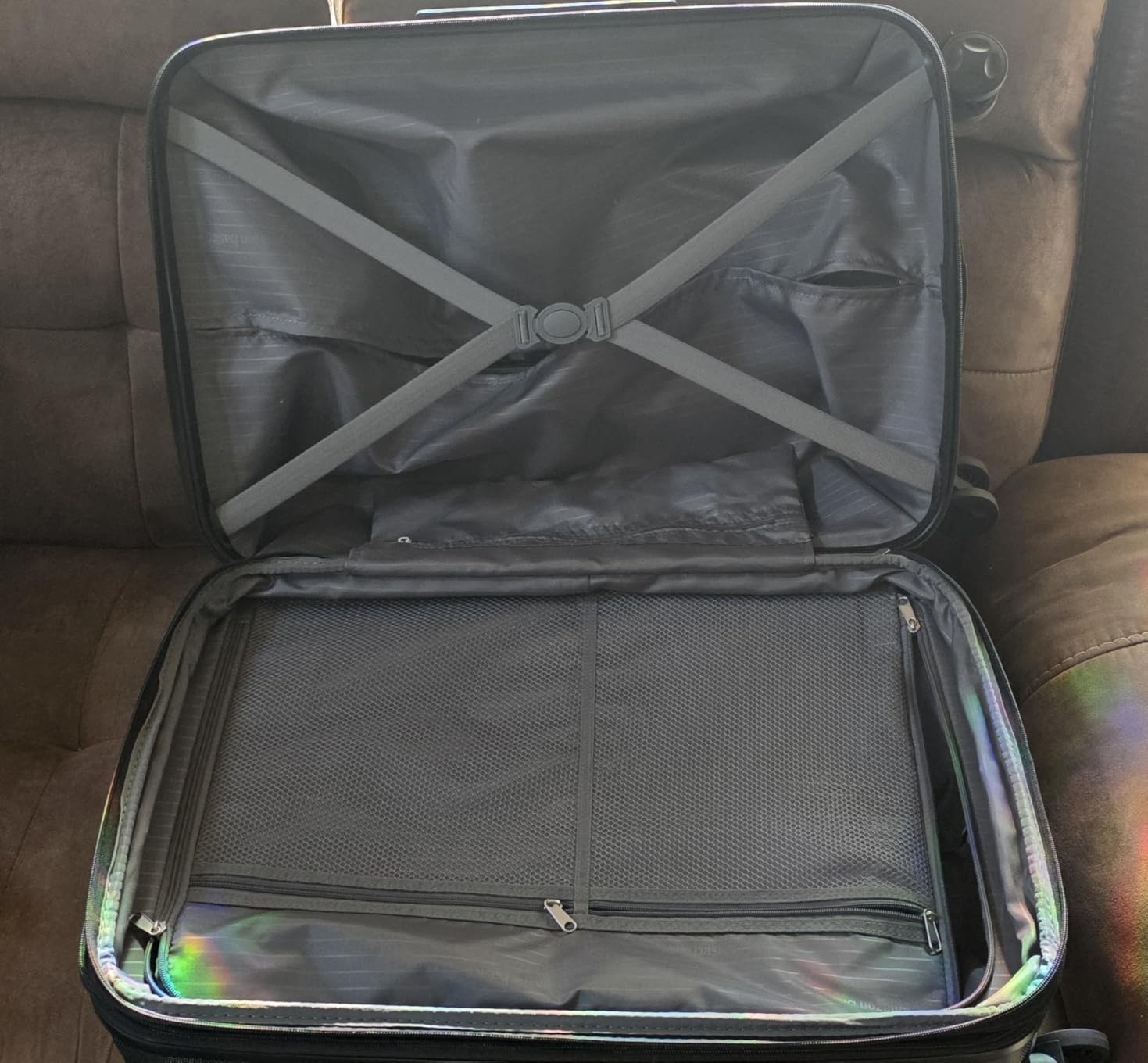 AmazonBasics 68 cm Navy Blue Hardsided Check-In Trolley customer photo 1