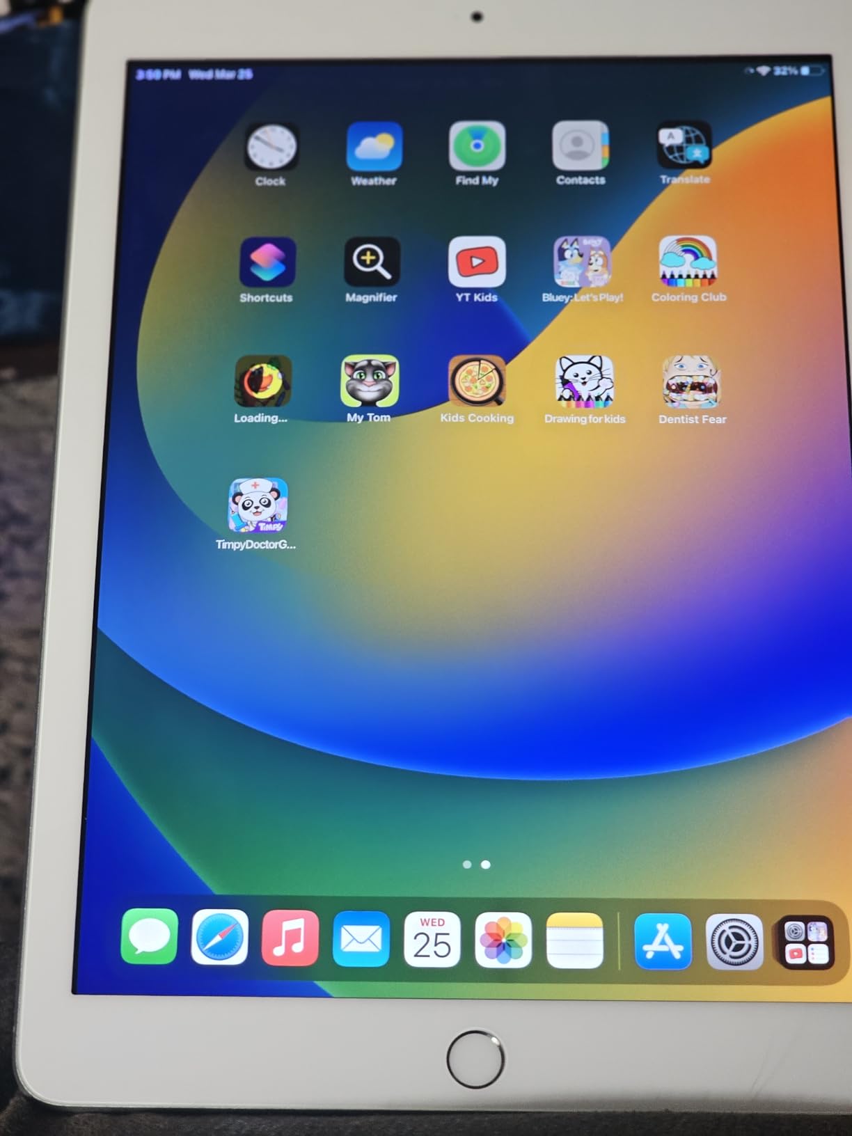 Apple iPad 9.7inch with WiFi 32GB- Space Gray (2017 Model) (Renewed) customer photo 2