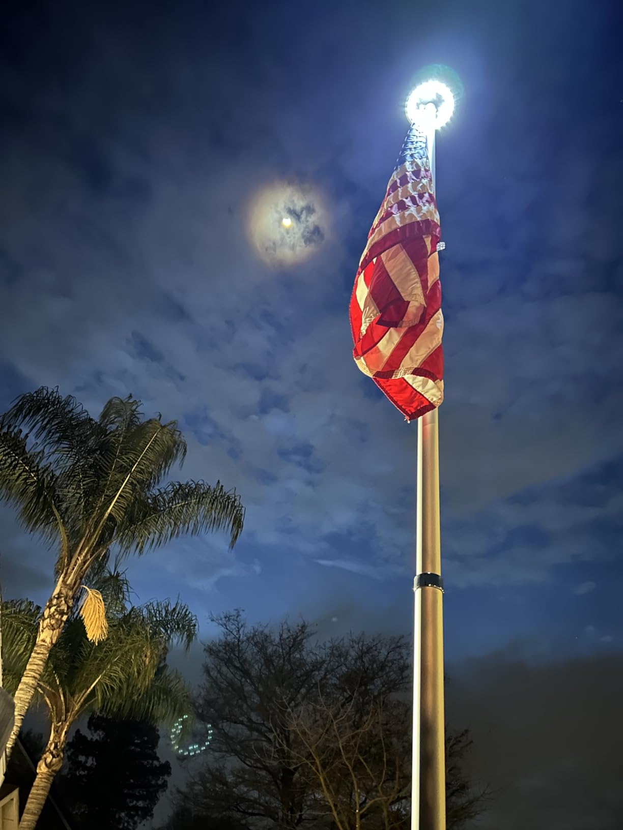 25Ft / 20Ft Telescopic 16 Gauge Aluminum Flag Pole with Solar Lights (25 Ft) customer photo 1