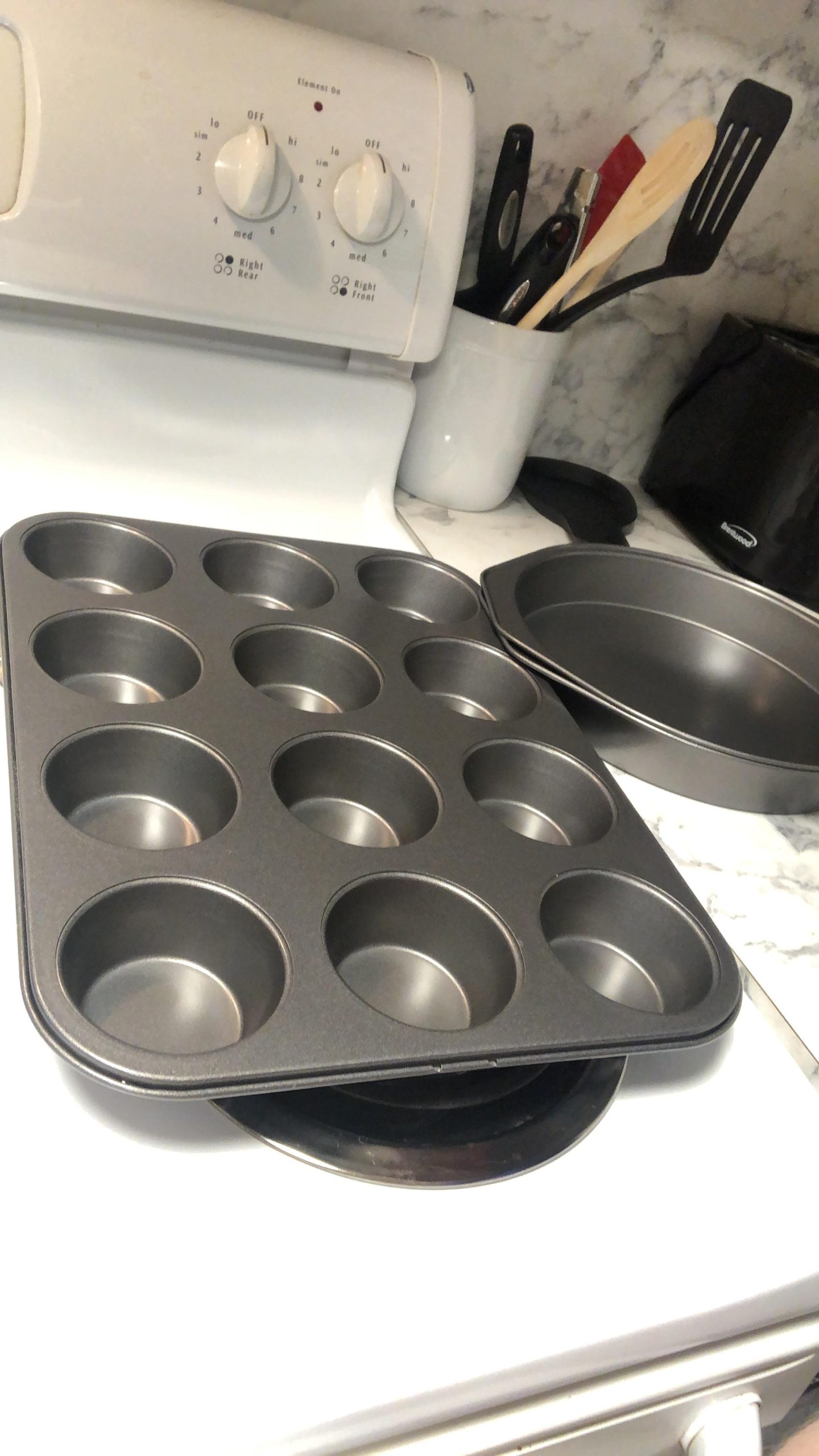 Amazon Basics 6 Piece Nonstick Carbon Steel Bakeware Set with Cake, Muffin, Cookie, and Loaf Pans, Easy Release, Oven Safe, 16.25 x 11.75 x 6.25 inches customer photo 1