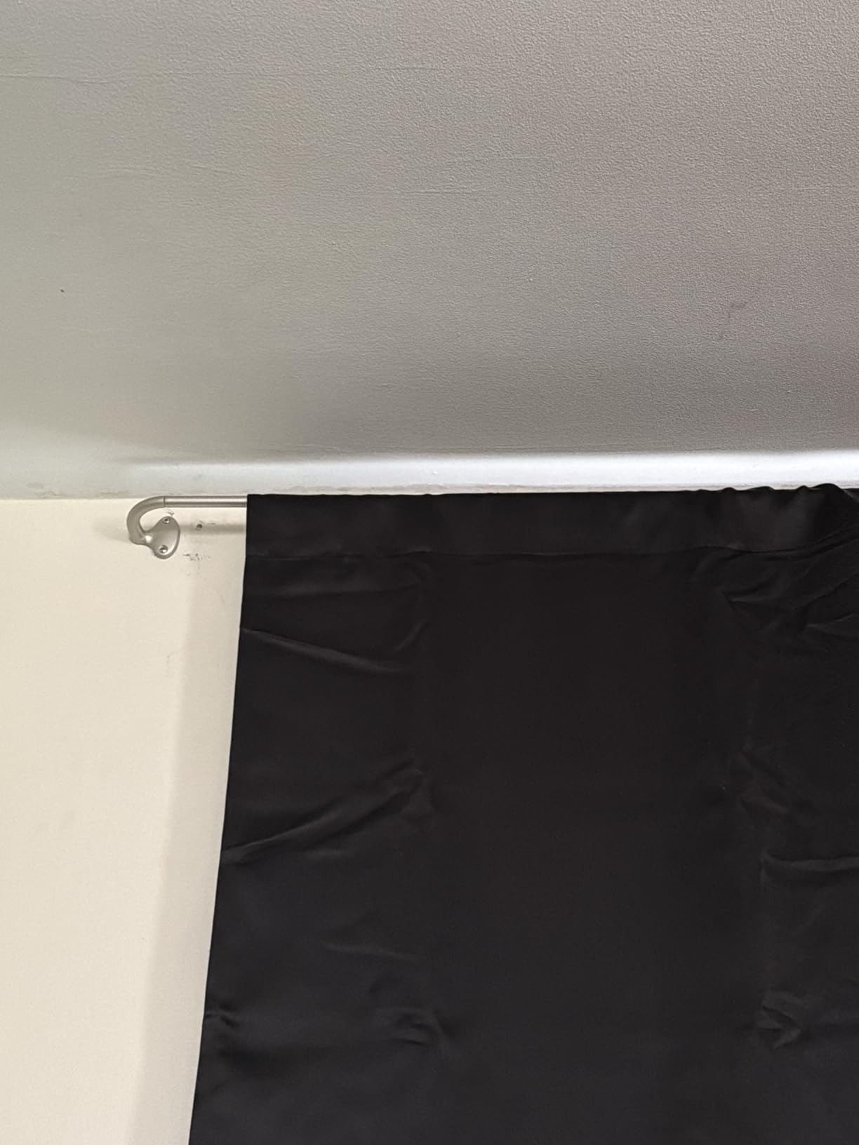 Amazon Basics Room Darkening Blackout Curtain Rod for Bedroom and Living Room, Curved, Wraps Around, Blocks Light, for Heavy Curtains, 48