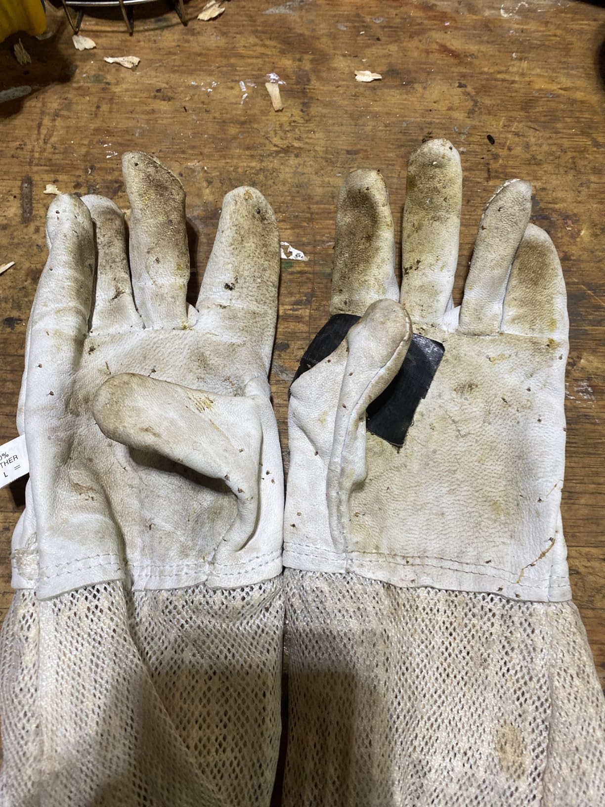 Luwint Premium Goatskin Beekeeping Gloves, Bee Beekeeper Gloves with 3 Layers Ventilated Mesh Sleeve and Elastic Cuffs customer photo 1