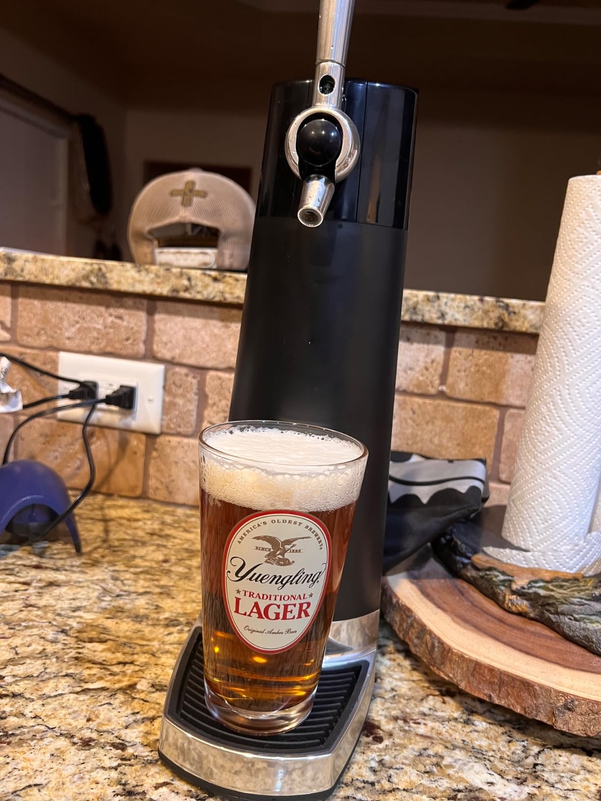 FIZZICS DraftPour Beer Dispenser - Converts Any Can or Bottle Into a Nitro-Style Draft, Carbon customer photo 2
