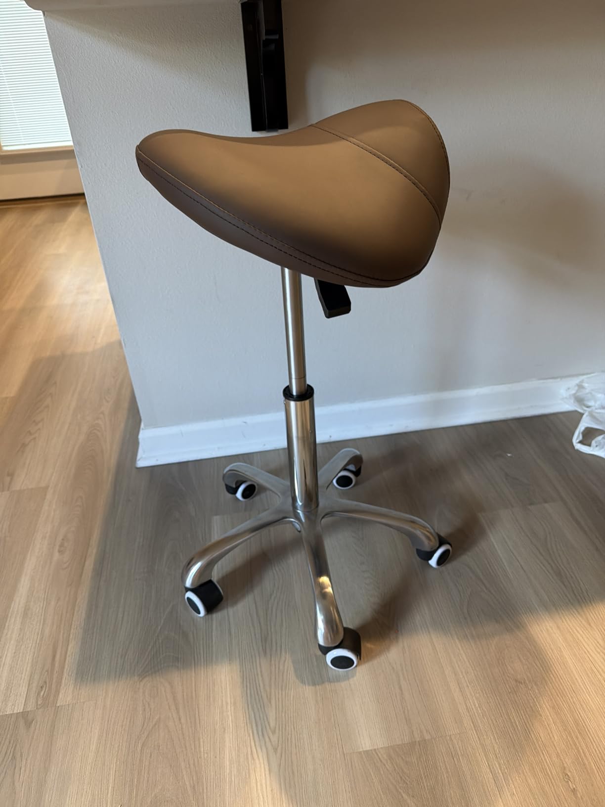 Kaleurrier Saddle Stool Rolling Swivel Height Adjustable with Wheels, Heavy Duty Saddle Chair, Ergonomic Stool Chair for Hair Salon Lab Clinic Dental Massage Home Office Kitchen (Coffee, Without Back) customer photo 2