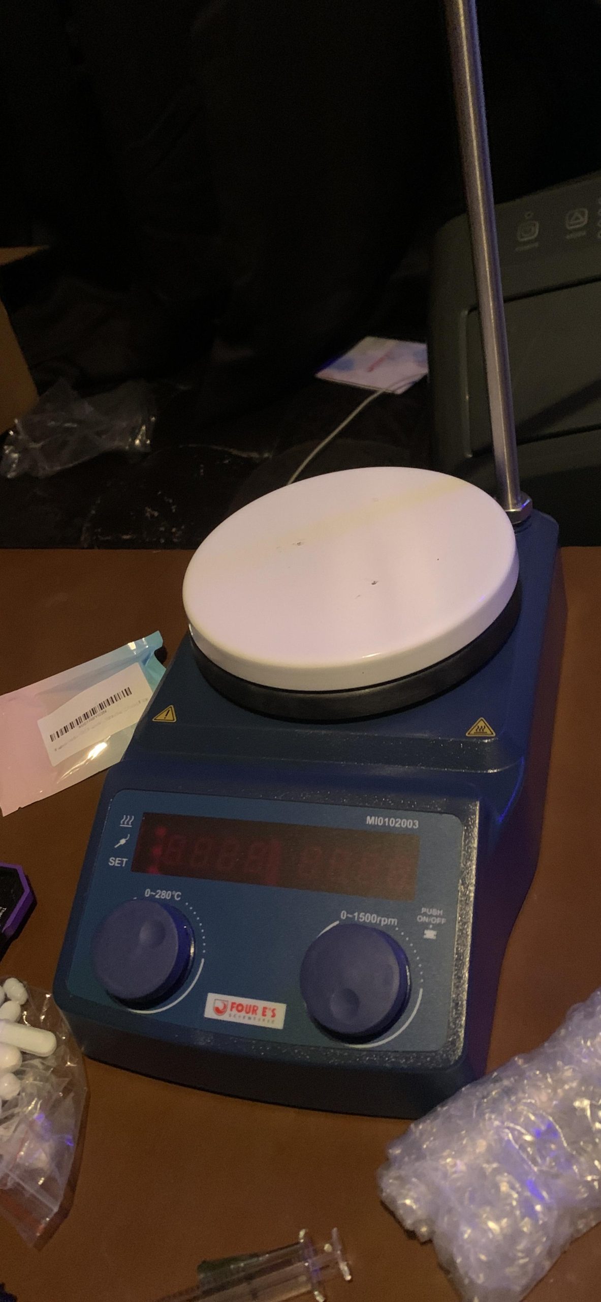 FOUR E'S SCIENTIFIC 5 inch Magnetic Stirrer Hot Plate with Temp Probe Holder Ceramic Coated Lab Stirrers 280 C/536 F 100-1500RPM Max 5L Stirring Capacity 110V 600W customer photo 1