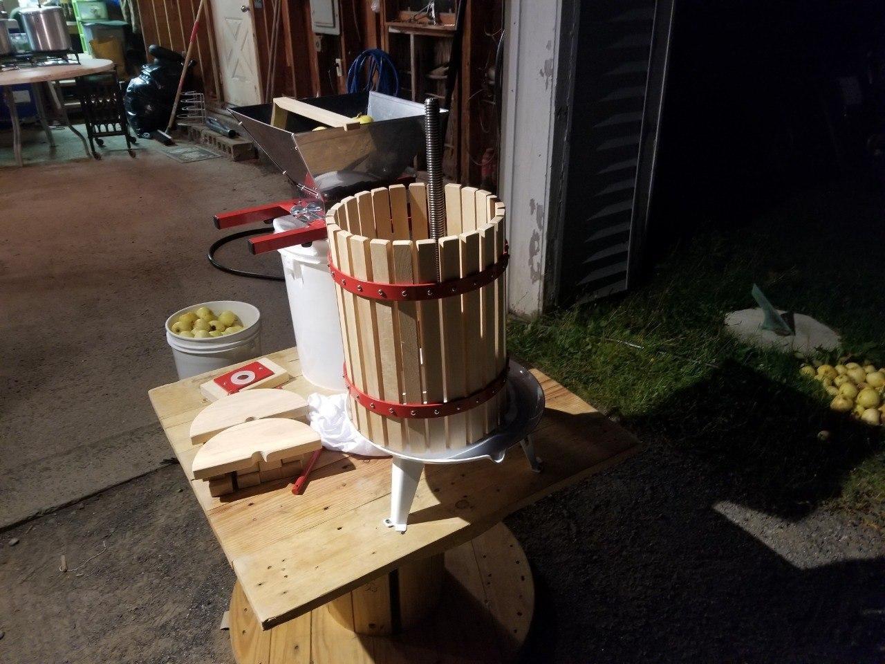1.6 Gallon Fruit and Wine Press, Manual Cider Juice Maker with Solid Beech Wood Basket & Heavy-Duty Stand for Apples, Grapes, Berries customer photo 1
