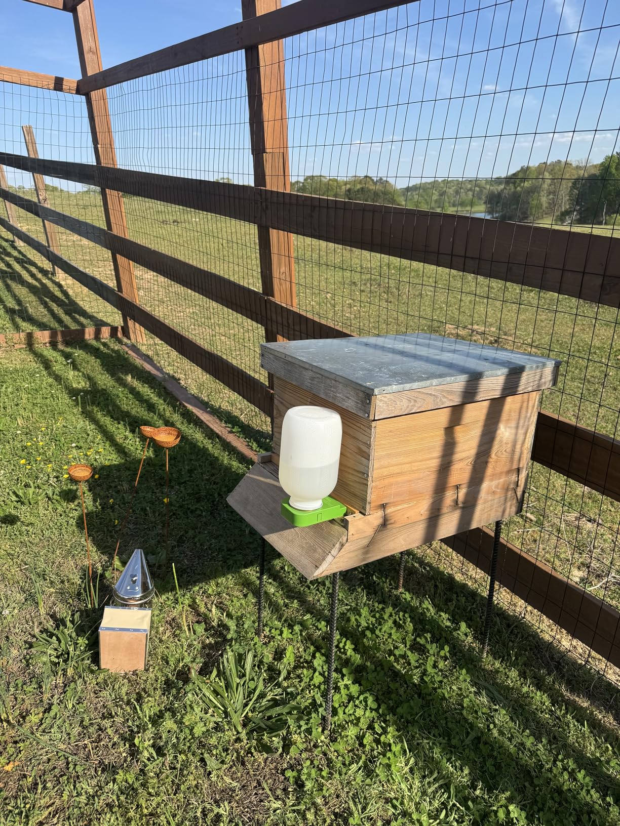 Foxhound Bee Company Front Entrance Honey Bee Feeder and Lid for Feeding Bees Water or Sugar Syrup from The Front of The Hives in Beekeeping - 4 Pack customer photo 1