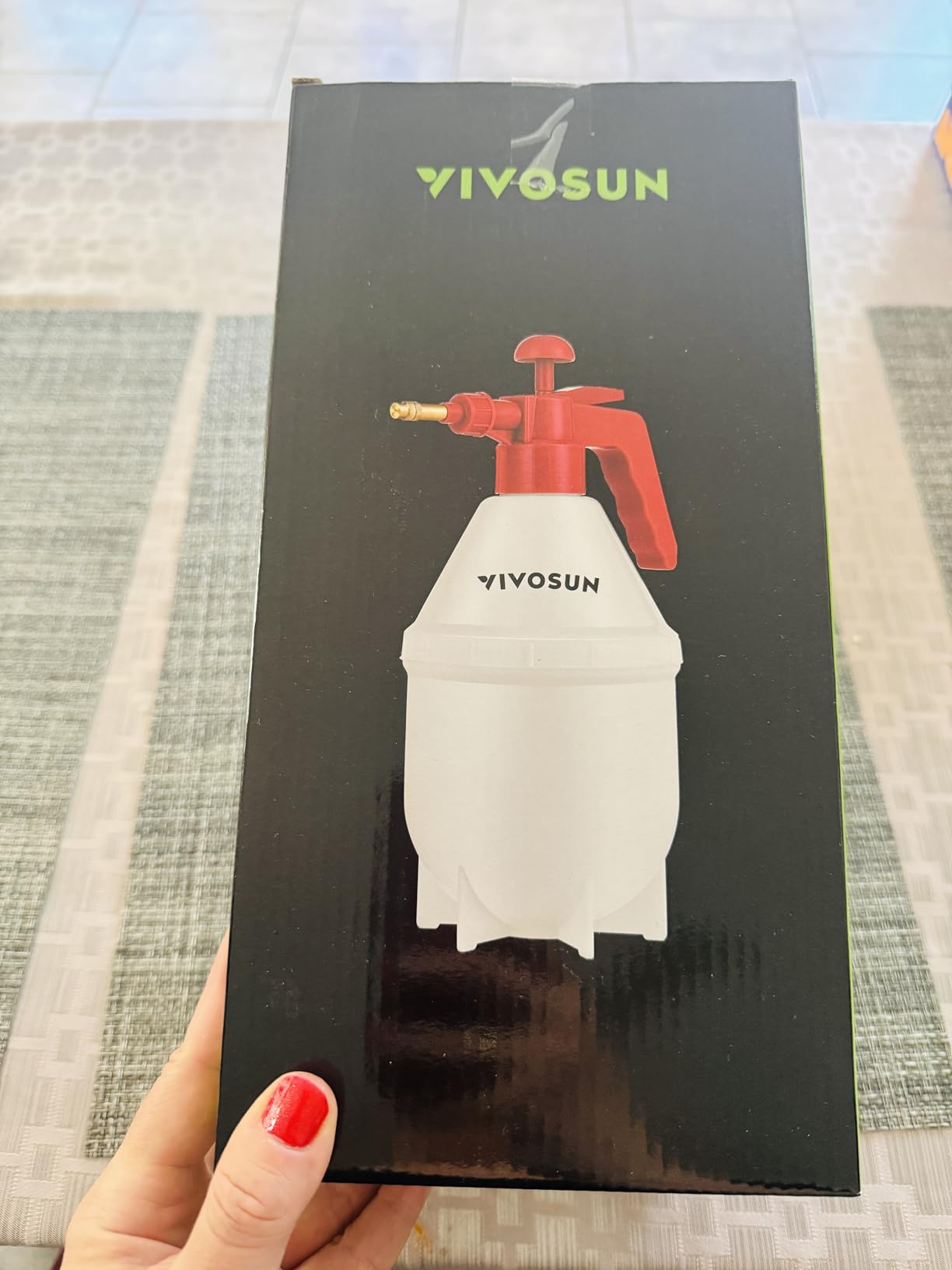 VIVOSUN 50oz Pump Sprayer, Handheld Garden Water Sprayer Bottle with Adjustable Brass Nozzle, for Spraying Plants, Flowers, Weeds and Cleaning, Green customer photo 2