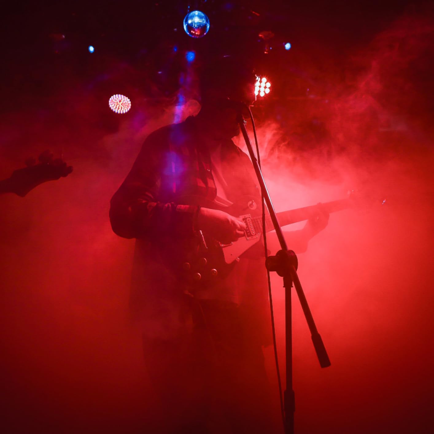 AGPTEK Fog Machine, Smoke Machine with 12 Colorful LED Lights Effect, Upgraded Auto Mode 600W 4000CFM Fog & 1 Wireless Remote,Low Fluid Auto Shut-Off,Good for Wedding Halloween Party and Stage Effect customer photo 1