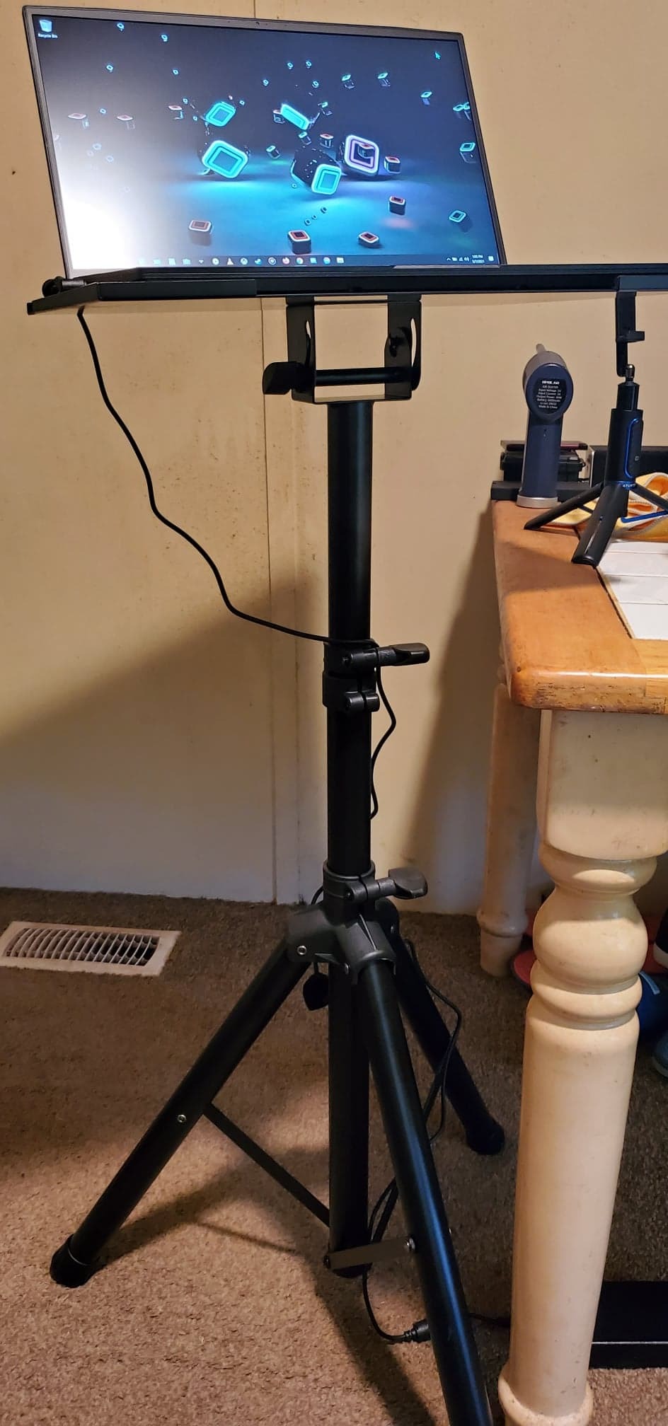 Amazon Basics Adjustable Height Portable Laptop Tripod Stand for Workstation, DJ Equipment, Projector, or Mixer, Black customer photo 1