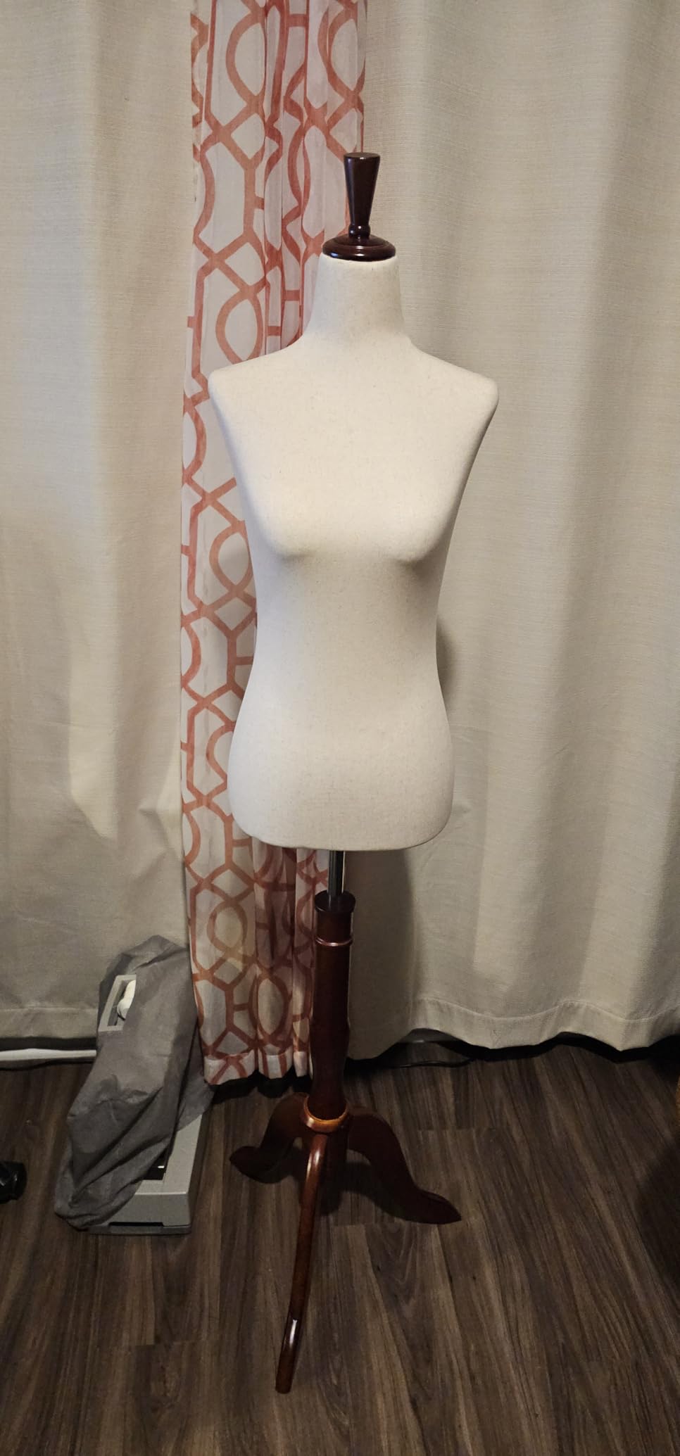 Bonnlo Upgraded Female Dress Form, Mannequin Torso Body with Adjustable Rubber Wood Stand for Dress Jewelry Display (White, 6-8) customer photo 1
