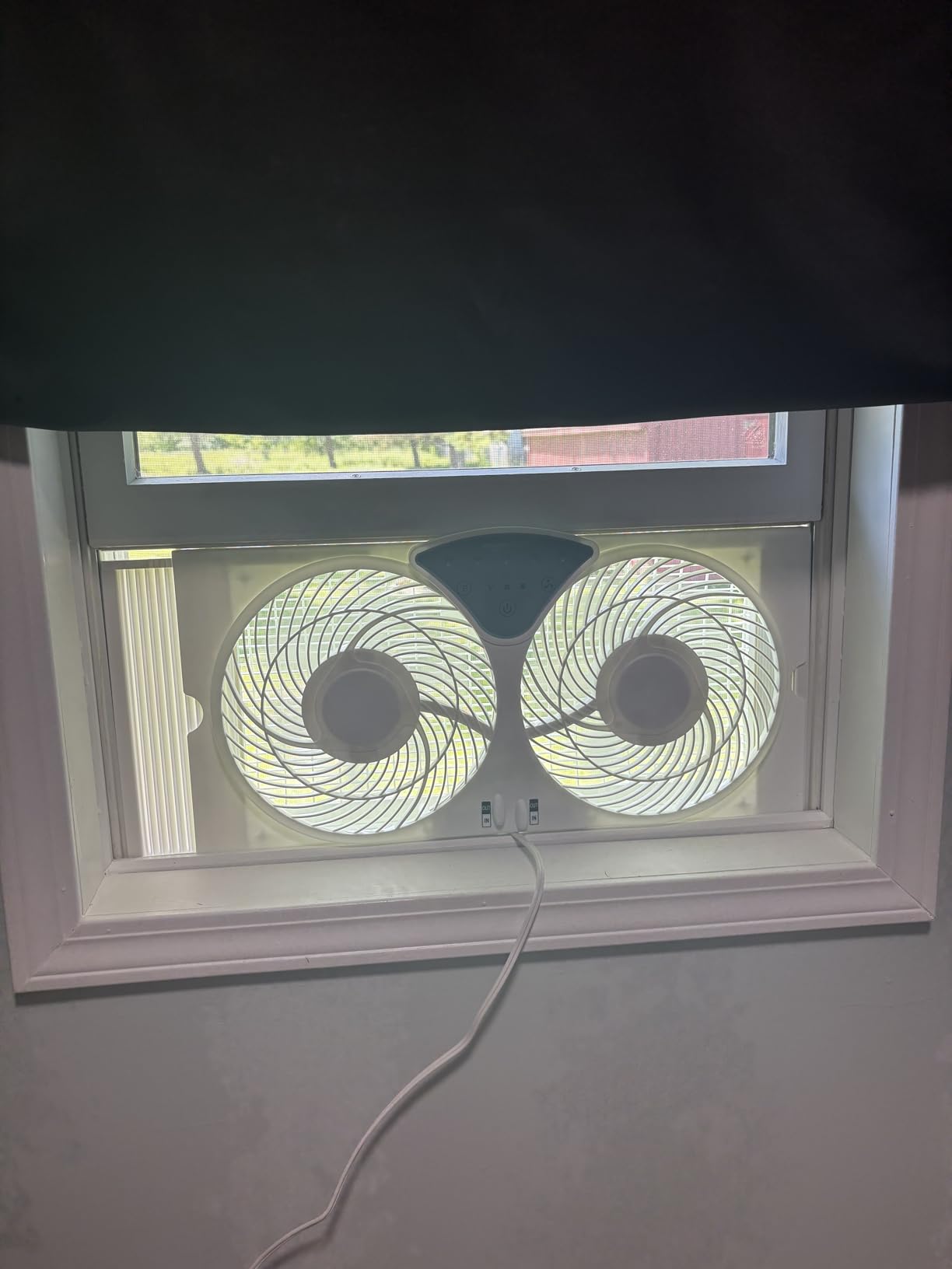 Amazon Basics Twin Window Fan with Reversible Airflow, 3 Speeds, Exhaust, Expandable Side Panel, Digital Control, 9 inch, 78W, White customer photo 1