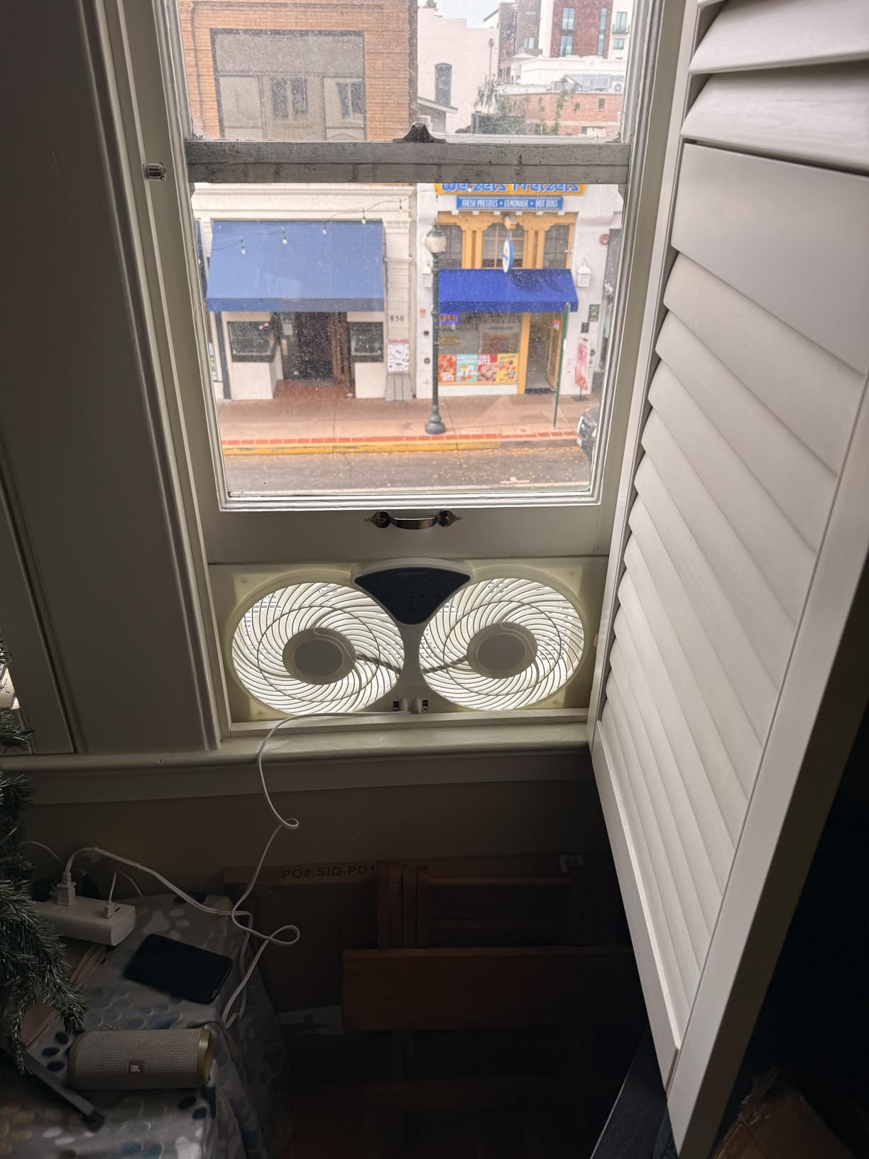 Amazon Basics Twin Window Fan with Reversible Airflow, 3 Speeds, Exhaust, Expandable Side Panel, Digital Control, 9 inch, 78W, White customer photo 2
