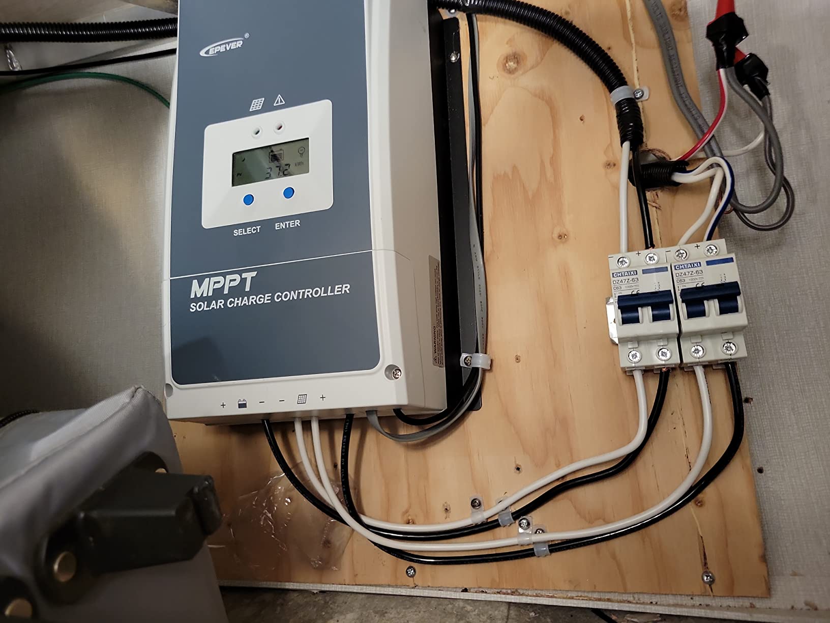 10A Solar Charge Controller MPPT Solar Panel Charge Controller 12V / 24V Auto Working Max PV 100V Solar Charge Battery Regulator with LCD Display for Gel Flooded Sealed Lithium Batteries (EPEver) customer photo 2