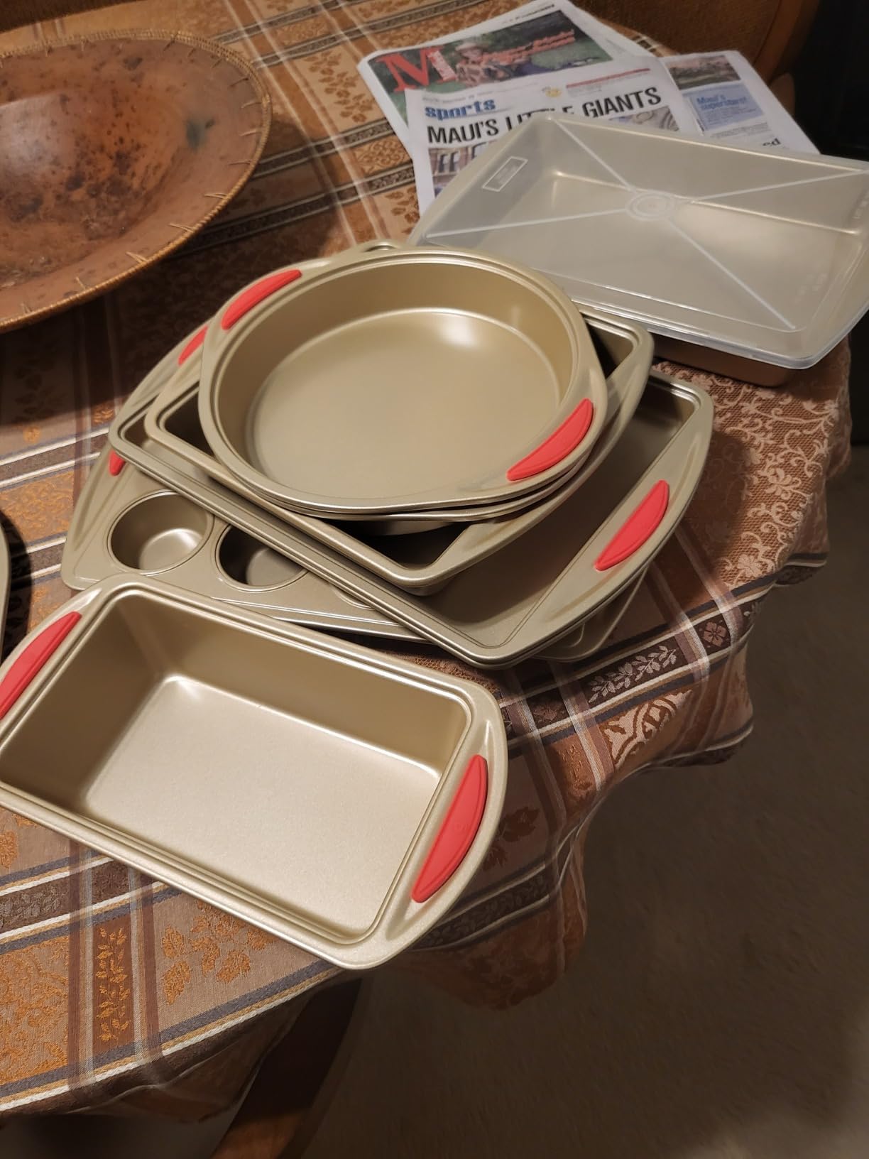 Perlli Baking Kit: Nonstick Gold Steel Oven Set - 10 Pieces, Cookie Sheets, Cake Pans, 9x13 Pan with Lid, Loaf & Deep Pans, Pizza Crisper, Muffin Pan - Silicone Handles customer photo 1
