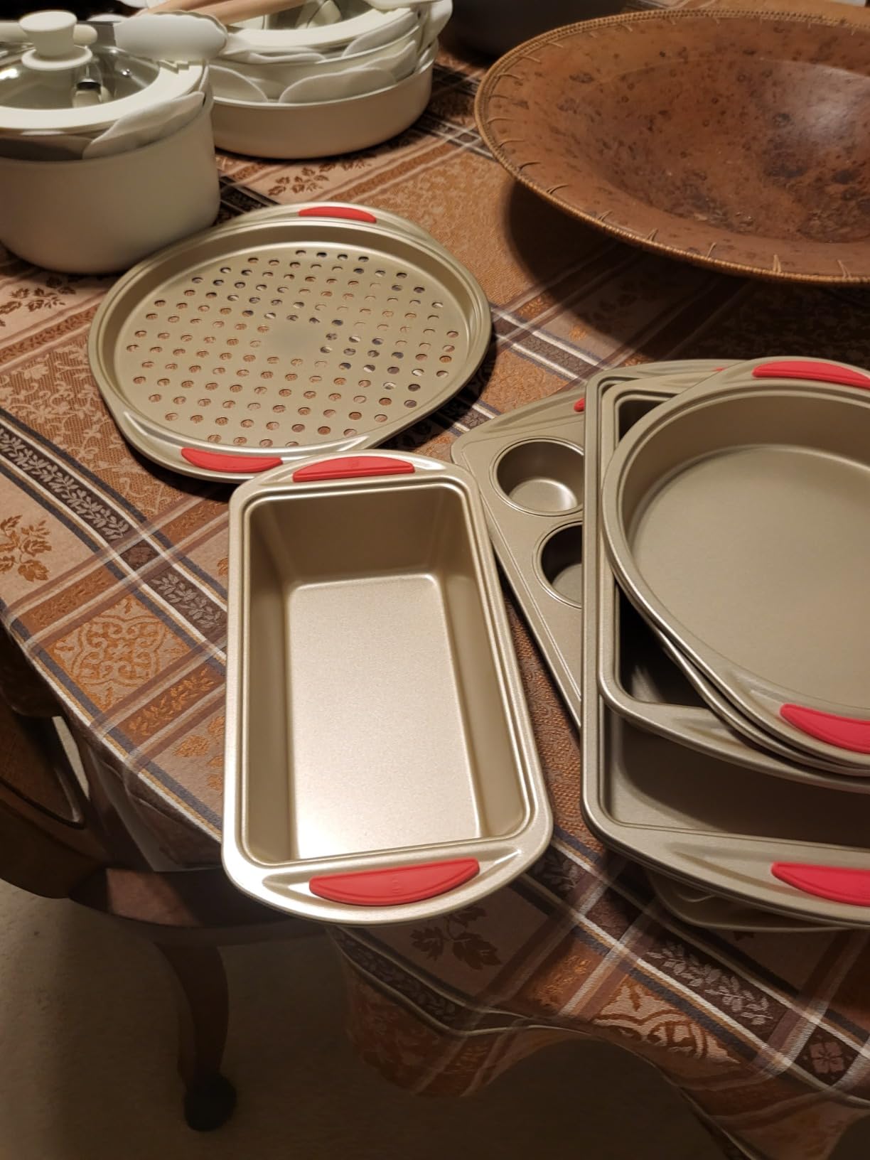 Perlli Baking Kit: Nonstick Gold Steel Oven Set - 10 Pieces, Cookie Sheets, Cake Pans, 9x13 Pan with Lid, Loaf & Deep Pans, Pizza Crisper, Muffin Pan - Silicone Handles customer photo 2