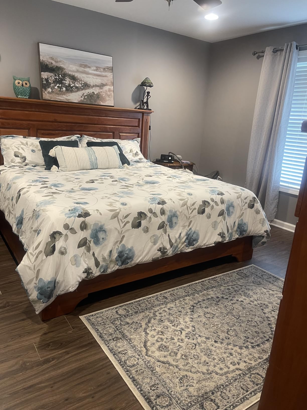 Amazon Basics White Down Alternative Comforter and Duvet Insert with Corner Tabs, Machine Washable, Full/Queen, All-Season customer photo 2