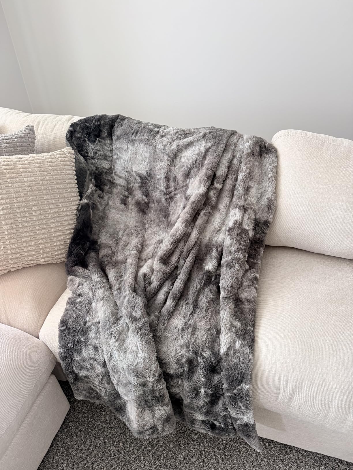 Everlasting Comfort Soft & Comfortable Gray Faux Fur Throw Blanket for Couch - (50