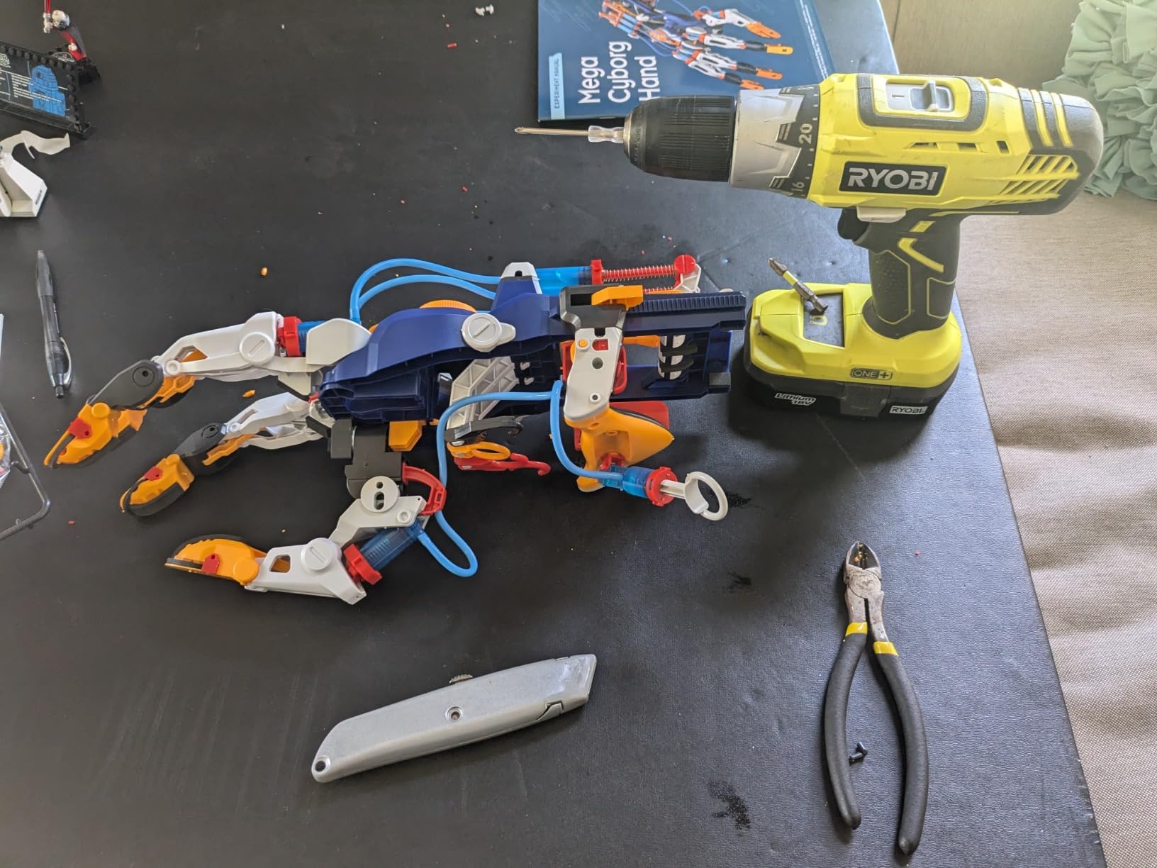 Thames & Kosmos Mega Cyborg Hand STEM Experiment Kit | Build Your Own GIANT Hydraulic Amazing Gripping Capabilities Adjustable for Different Sizes Learn Pneumatic Systems customer photo 2