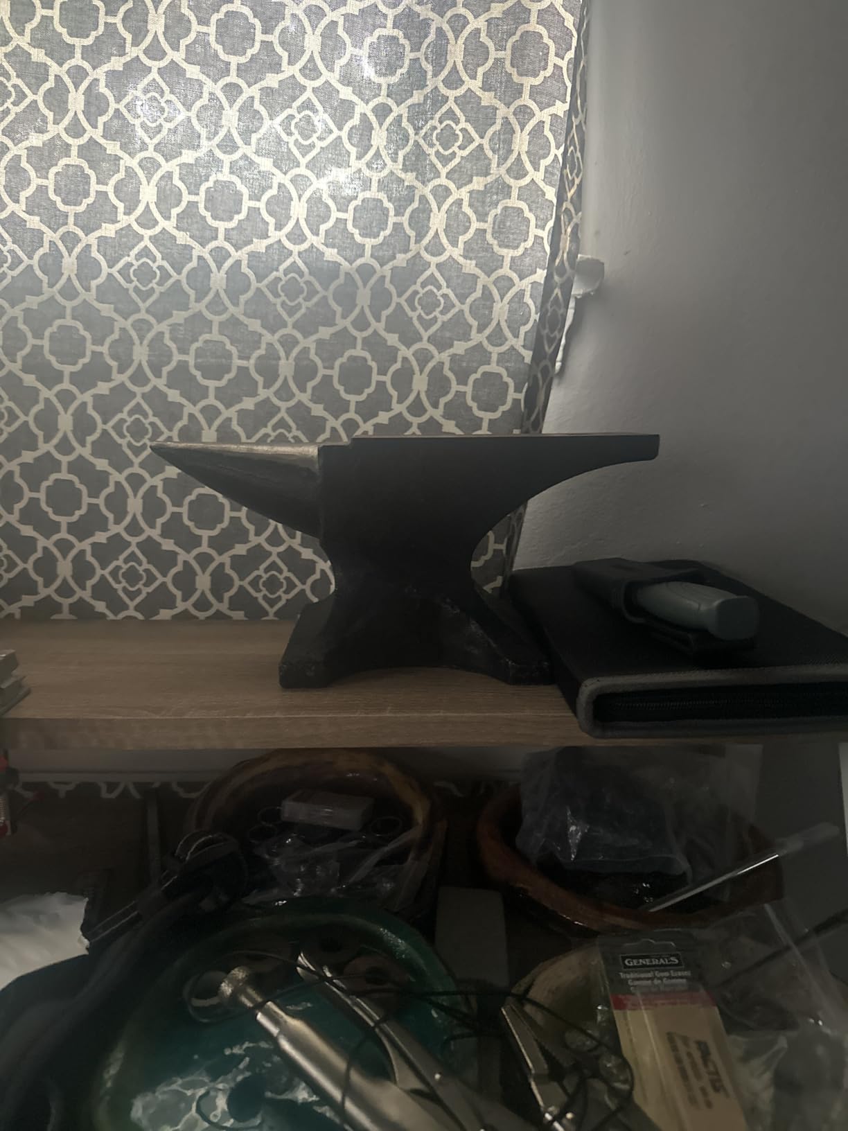 VEVOR Blacksmith Anvil 55 lbs (25 kg) Single Piece of Iron with Square Holes Ideal for Metalurgical and Blacksmiths in Metal Workshop and for Riveting Flattening Forging and Forming Metal customer photo 1