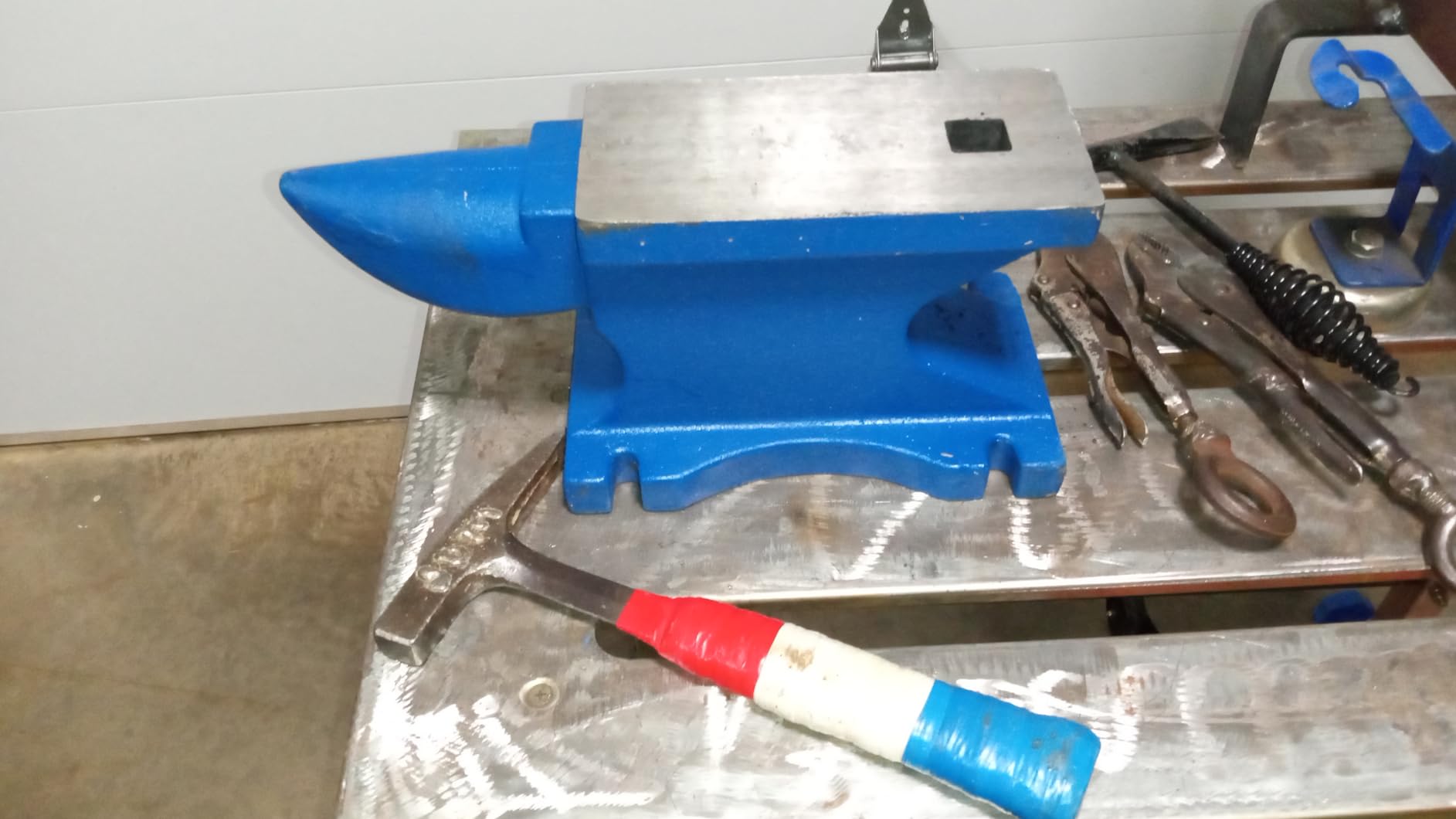 VEVOR Blacksmith Anvil 55 lbs (25 kg) Single Piece of Iron with Square Holes Ideal for Metalurgical and Blacksmiths in Metal Workshop and for Riveting Flattening Forging and Forming Metal customer photo 2