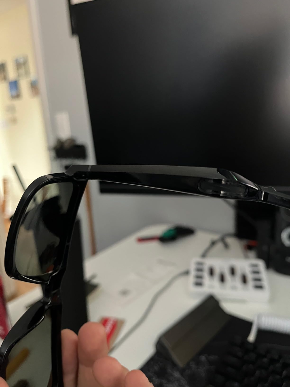 Bose Frames Tenor, Smart Glasses, Bluetooth Audio Sunglasses, with Open Ear Headphones, Rectangular, Black customer photo 2