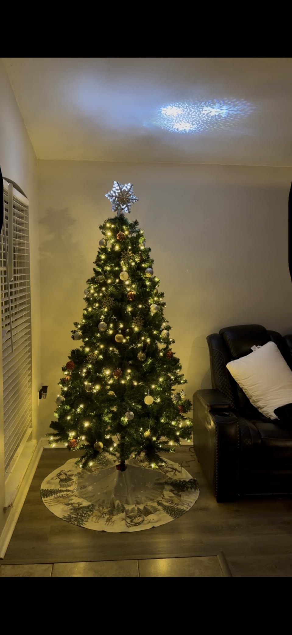Christmas Star Tree Topper with Built-in Led Snowflake Projector Lights Hollowed Pentagram Tree Topper,Plug in Christmas Tree Ornament for Indoor Office Xmas New Year Holiday Tree Decoration customer photo 1
