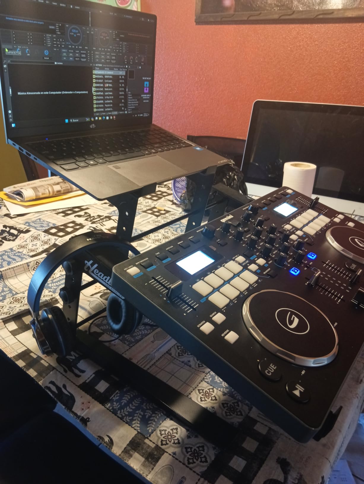 Headliner Covina DJ Controller Stand (HL20003), Rubber customer photo 2
