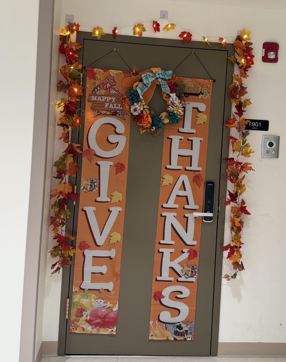 GIVE THANKS Hanging Banner Porch Sign Autumn Pumpkin Maple Leaf Backdrop Flag Fall Harvest Welcome Banner For Indoor Outdoor Wall Door Decoration Thanksgiving Party Decorations 72