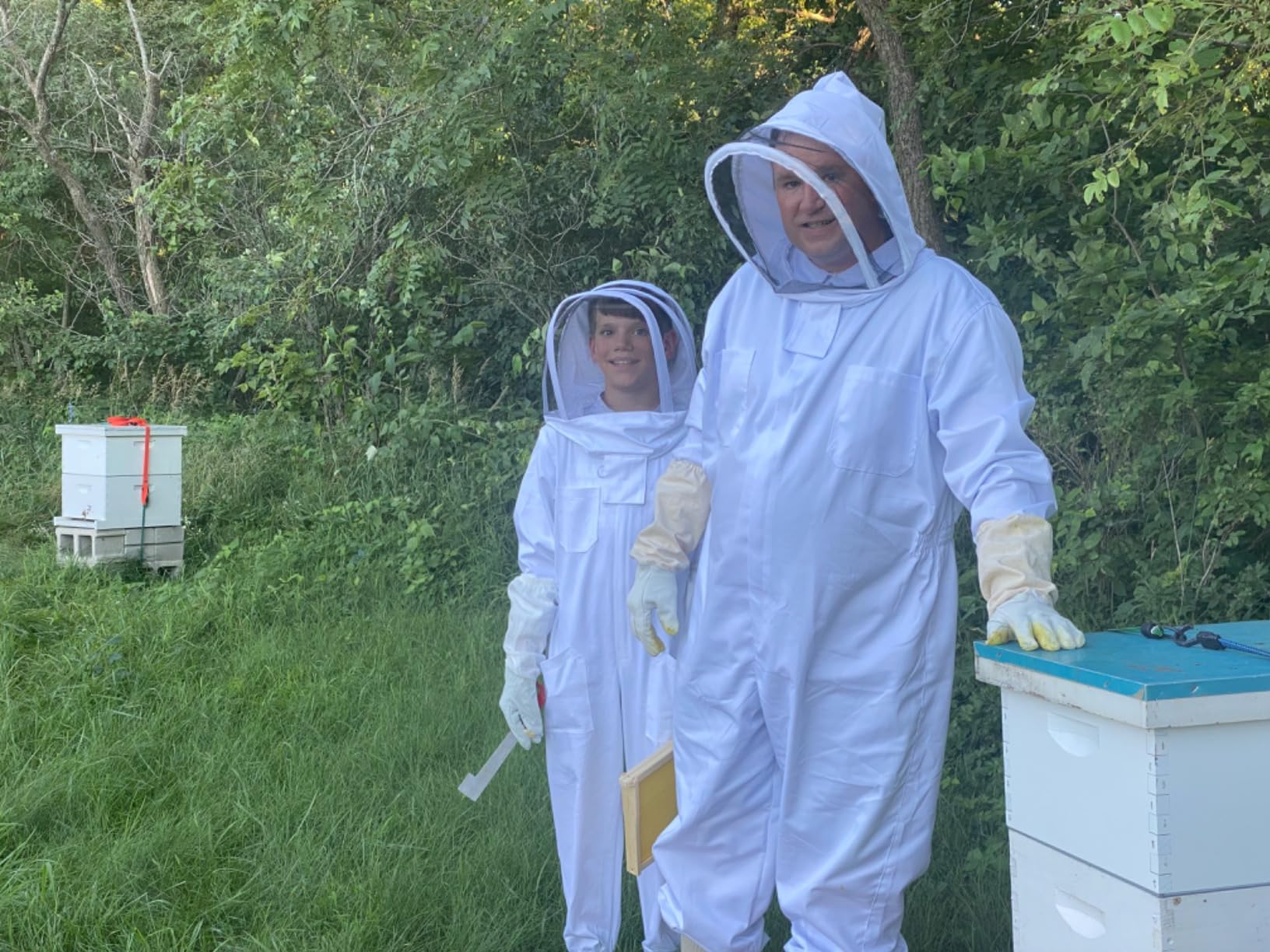 LONGADS Professional Bee Suit for Men and Women, Full Body Beekeeping Suit with Gloves & Protective Round Veil, Size XL (Fits 65-69 Inches / 5'5