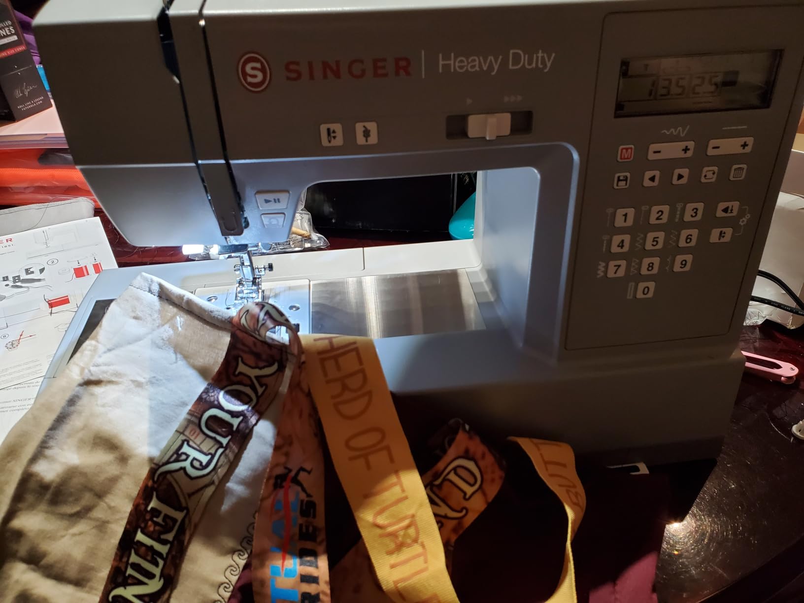 SINGER Heavy Duty 6700C Computerized Sewing Machine with 411 Stitch Applications, LCD Screen, Full Metal Frame customer photo 2