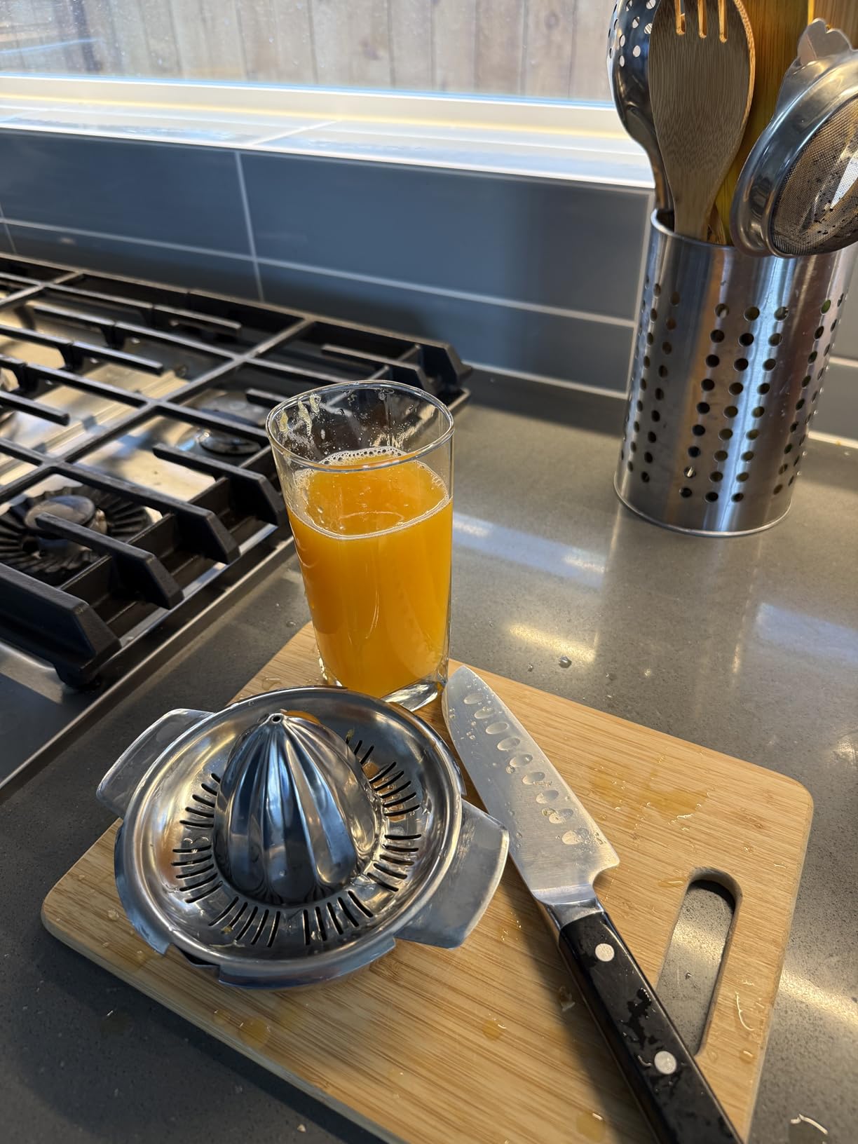 Citrus Lemon Orange Grapefruit Juicer Manual Squeezer 304 Stainless Steel Robust Hand Juicer Reamer Rotation Press with Strainer and 10oz Bowl, 2 Pour Spouts, Dishwasher Safe, Easy to Clean, Heavy Duty customer photo 1