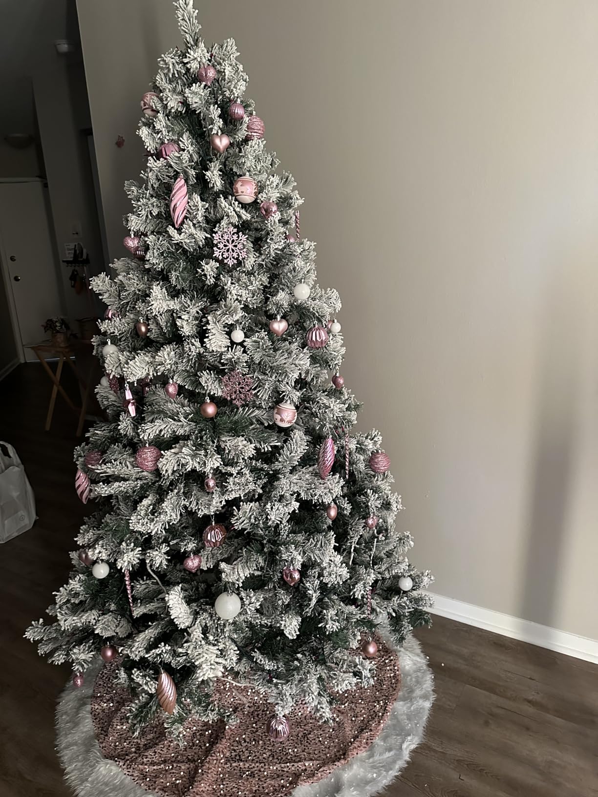 Yaheetech 7.5ft Snow Flocked Pre-lit Christmas Tree with 550 Warm White Lights, 1284 Lush Branch Tips & Quick-Assembly Hinged Design, Full Artificial Xmas Tree for Winter Holiday Decor, Green & White customer photo 1