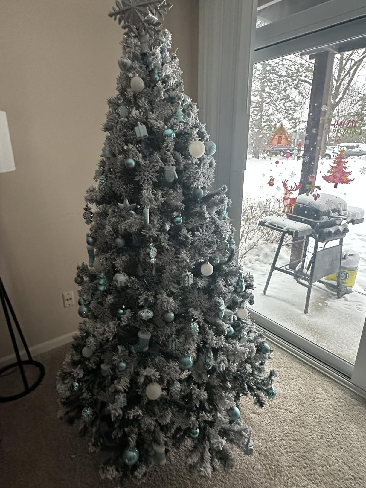 Yaheetech 7.5ft Snow Flocked Pre-lit Christmas Tree with 550 Warm White Lights, 1284 Lush Branch Tips & Quick-Assembly Hinged Design, Full Artificial Xmas Tree for Winter Holiday Decor, Green & White customer photo 2