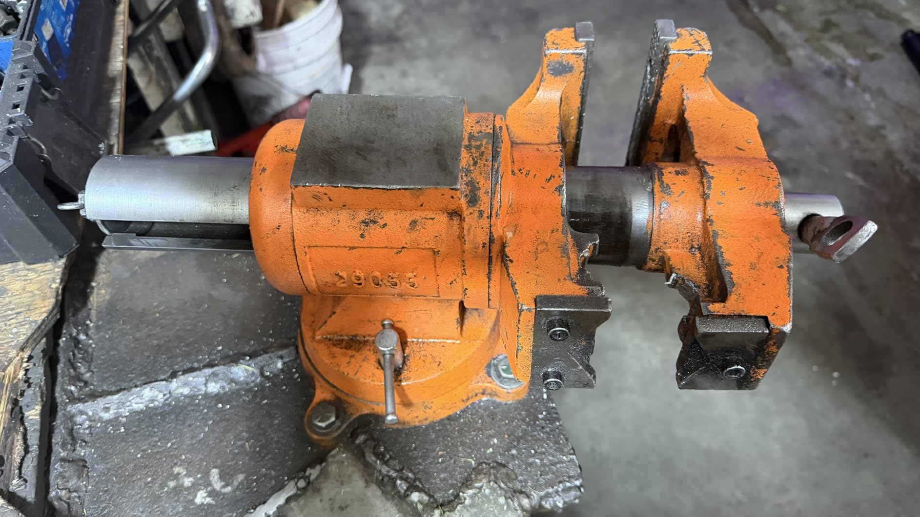 PONY Heavy Duty Bench Vise, 5-inch Jaw Width 7-inch Jaw Opening, 360-Degree Swivel Base with Anvil, Utility Combination Pipe Home Vise for Woodworking, One-Pair Vise Jaw Pad Included customer photo 1