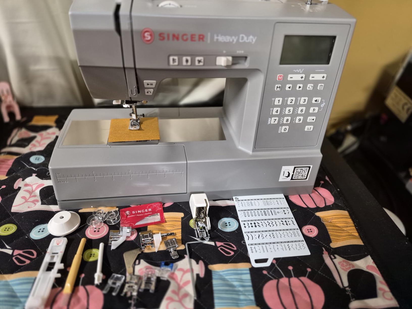 SINGER Heavy Duty 6800C Computerized Sewing Machine with 586 Stitch Applications, LCD Screen, Full Metal Frame customer photo 1