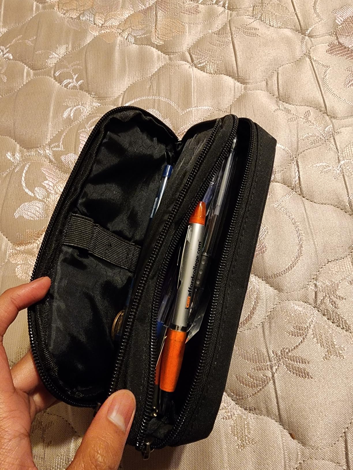 Della Gao Large Pencil Case, Big Capacity Pencil Pouch with 2 Compartments, Office Pencil Bag with Zipper, Big Pen Case for Adults (01-Black) customer photo 1