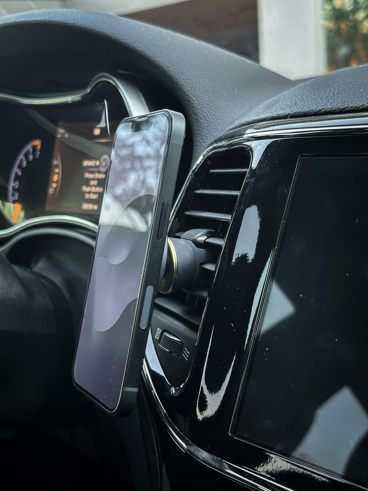 iOttie Velox MagSafe Compatible Air Vent Car Phone Holder, Universal Magnetic Car Phone Mount for iPhone 12/13/14/15/16/17 Series & Android Phones via Included Magnetic Ring Adapter customer photo 2