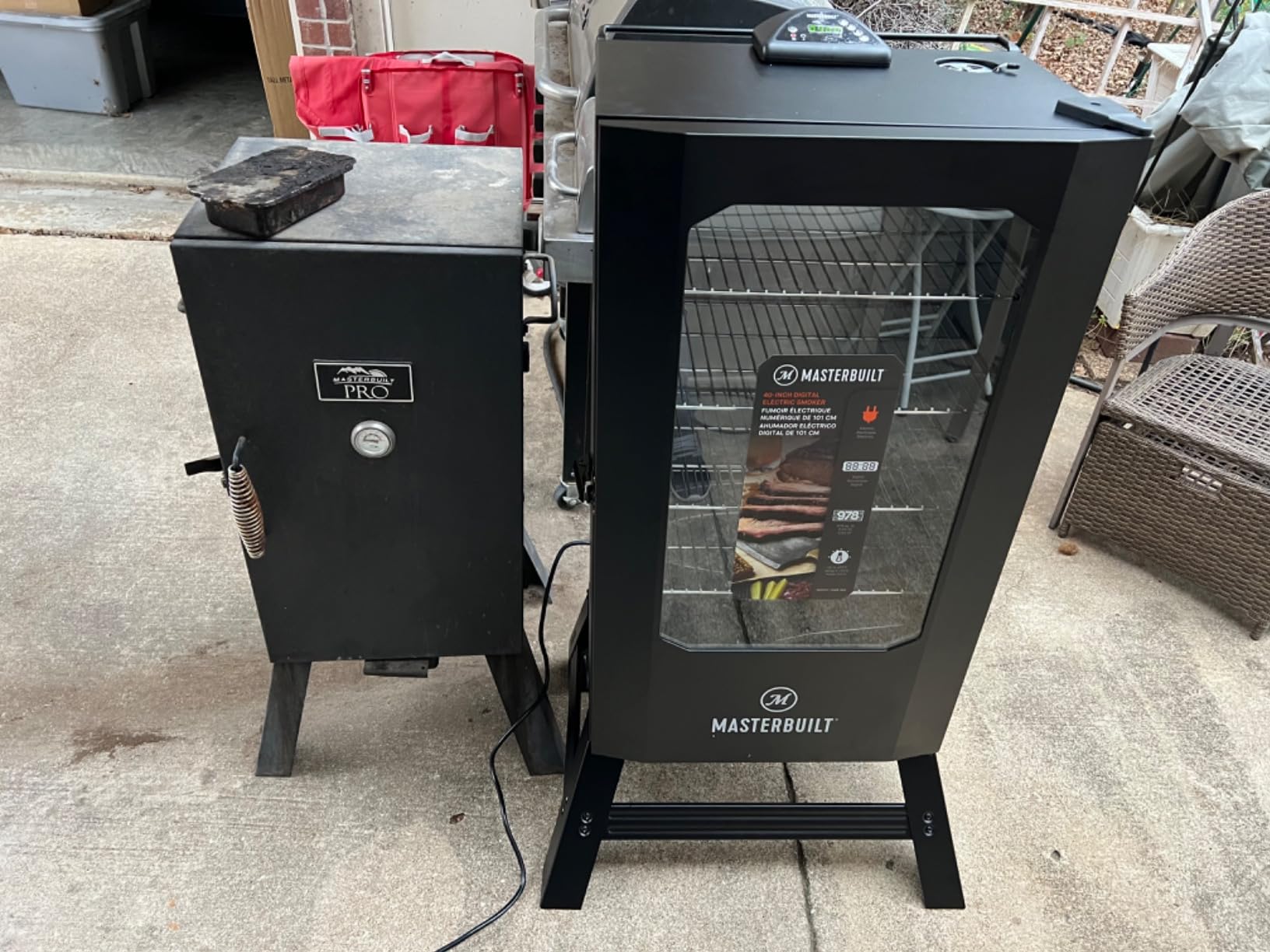 Masterbuilt 40-inch Digital Electric Vertical BBQ Smoker with Leg Kit, Side Wood Chip Loader and 970 Cooking Square Inches in Black, Model MB20070122 customer photo 2